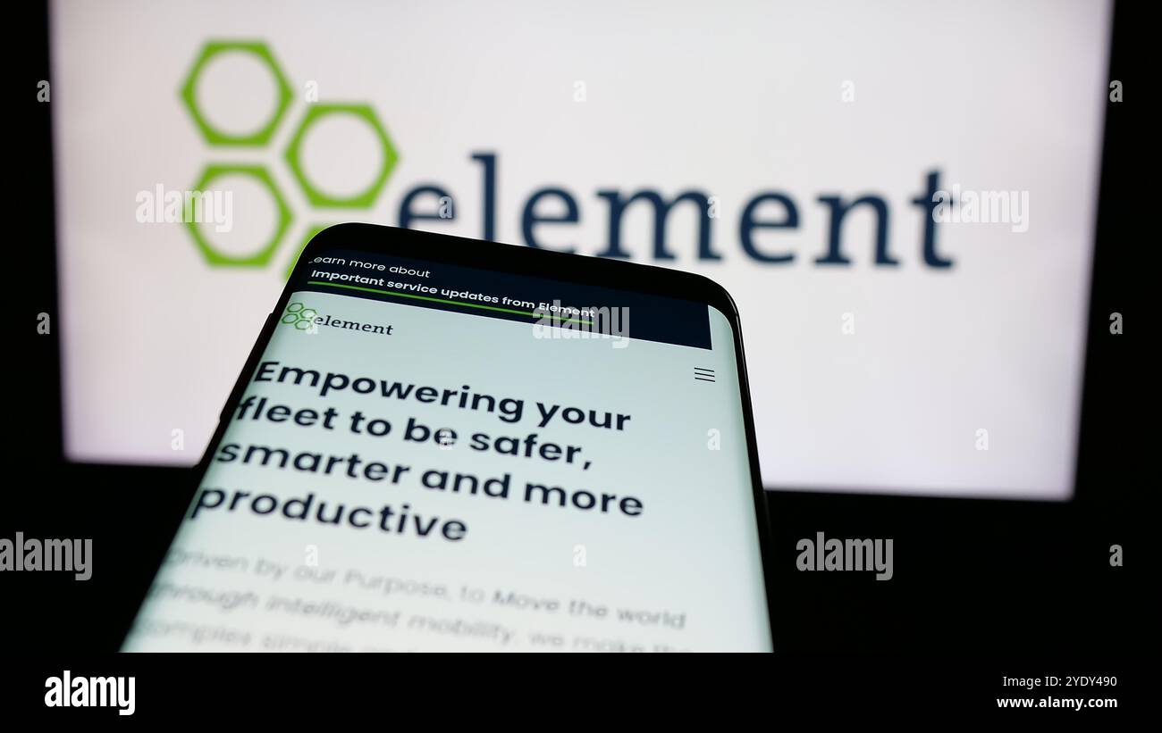 Telefono cellulare con sito Web della società canadese Element Fleet Management Corp. Sullo schermo davanti al logo. Mettere a fuoco in alto a sinistra sul display del telefono. Foto Stock