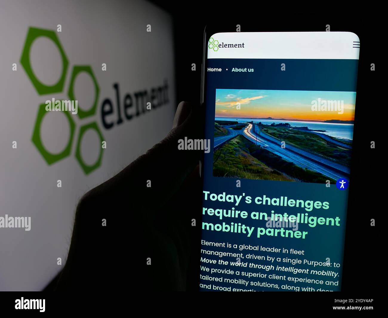 Persona che detiene lo smartphone con la pagina Web della società canadese Element Fleet Management Corp. Sullo schermo con il logo. Messa a fuoco al centro del display del telefono. Foto Stock