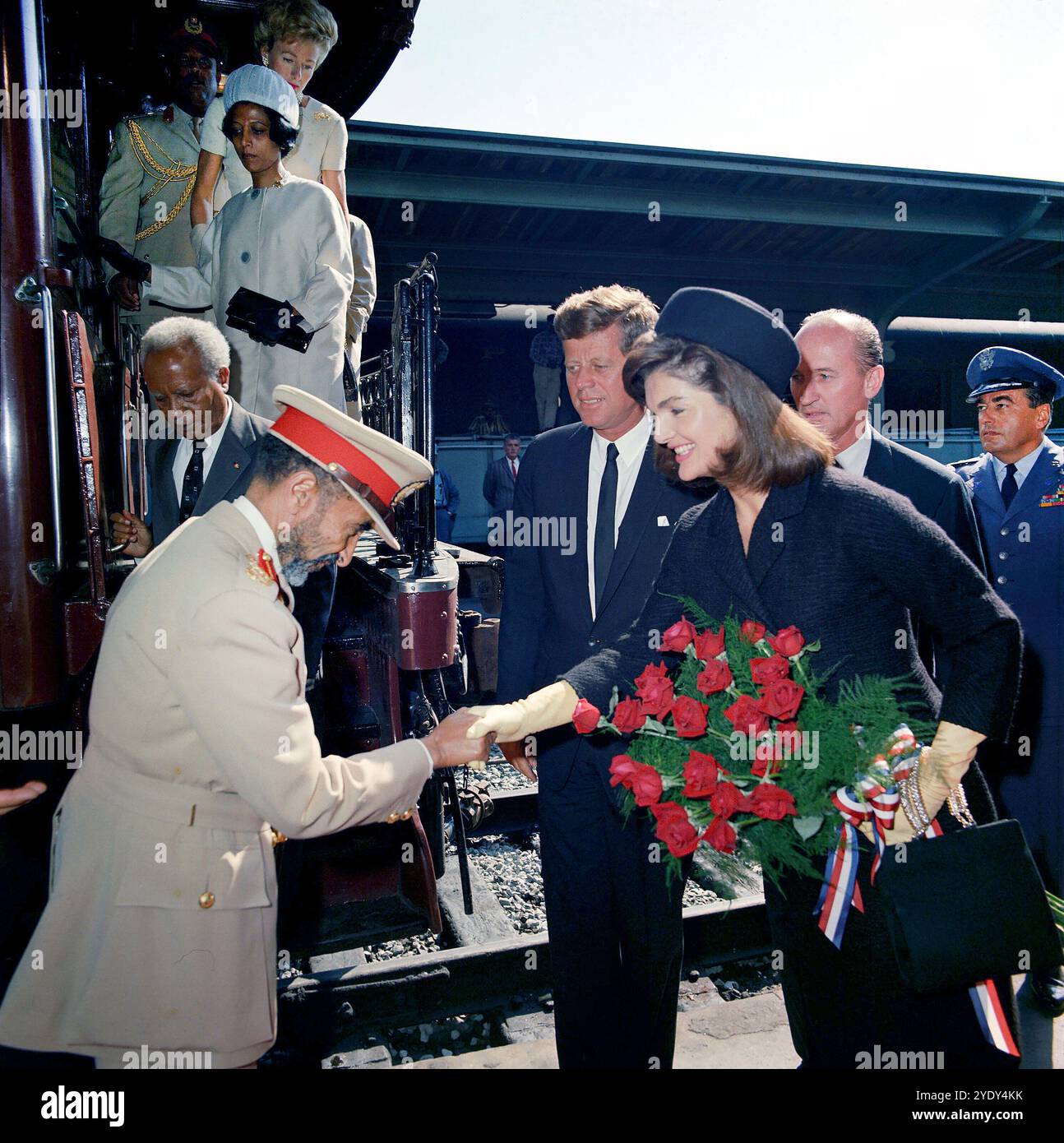 Il Presidente degli Stati Uniti John F. Kennedy e la First Lady Jacqueline Kennedy salutano l'Imperatore d'Etiopia, Haile Selassie i, al suo arrivo in treno alla Union Station, Washington, D.C., USA, Cecil Stoughton, White House Photographs, 1 ottobre 1963 Foto Stock