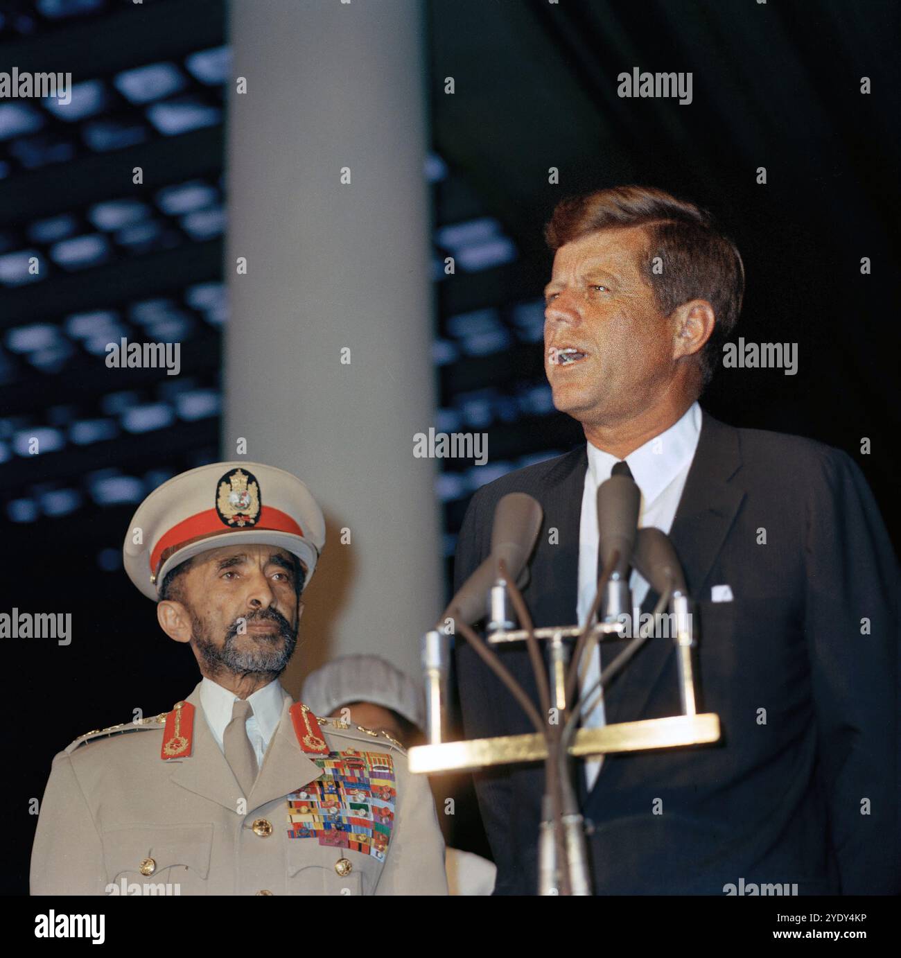 Il presidente degli Stati Uniti John F. Kennedy ha rilasciato le sue osservazioni durante la cerimonia di arrivo in onore dell'imperatore d'Etiopia, Haile Selassie i (a sinistra), Union Station, Washington, D.C., USA, Cecil Stoughton, White House Photographs, 1 ottobre 1963 Foto Stock
