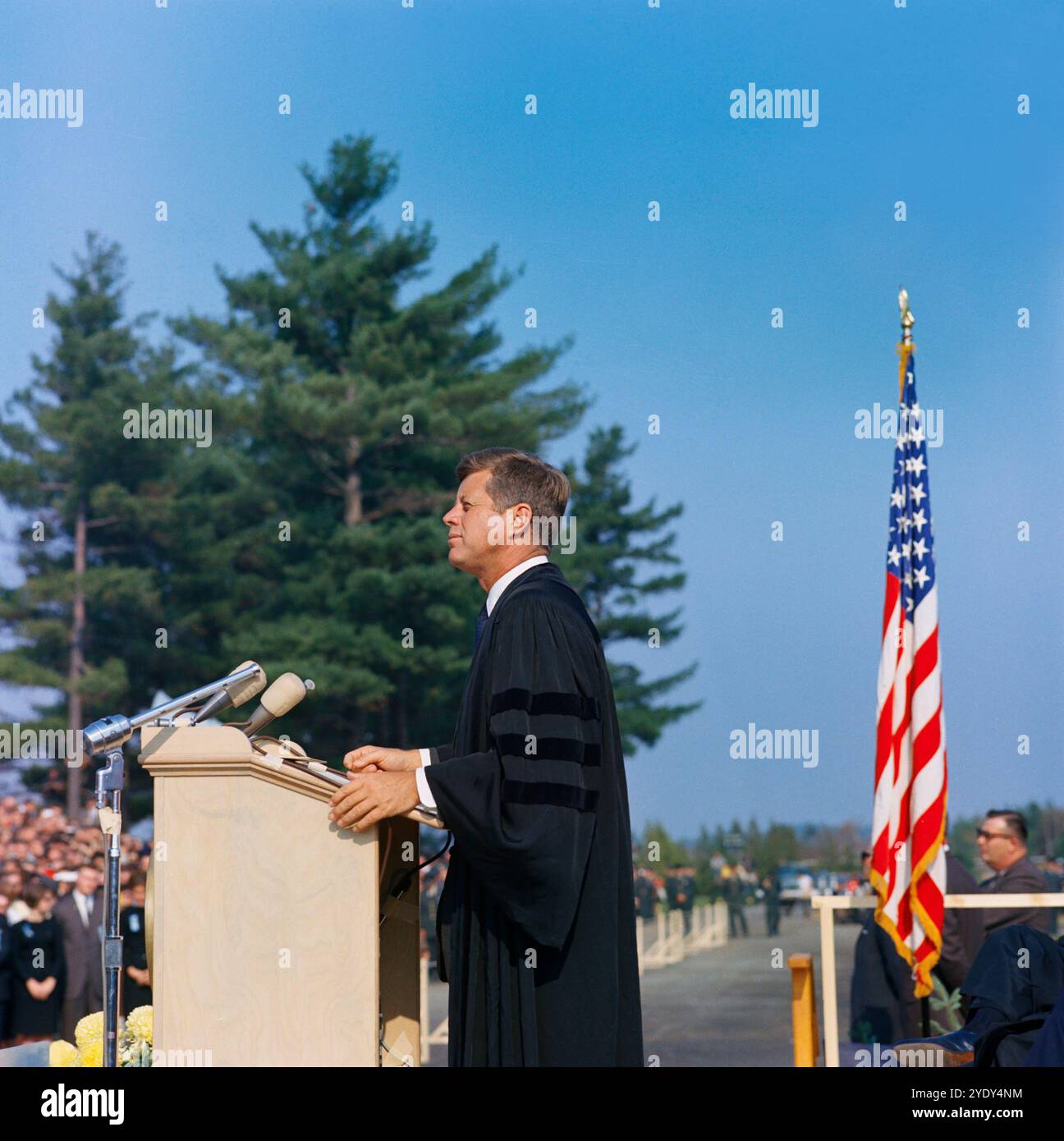 Il presidente degli Stati Uniti John F. Kennedy pronuncerà le sue osservazioni durante la convocazione, Alumni Memorial Athletic Field, University of Maine, Orono, Maine, USA, Cecil Stoughton, White House Photographs, 19 ottobre 1963 Foto Stock