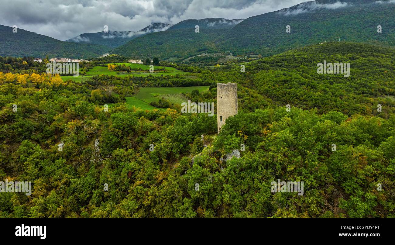 Veduta aerea della torre di avvistamento, immersa nei boschi del Parco regionale Sirente Velino, Goriano Valli. Tione, provincia dell'Aquila, Abruzzo, Italia Foto Stock