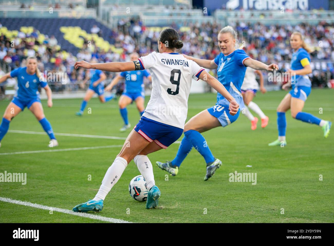 Nashville, Tennessee, Stati Uniti. 27 ottobre 2024. L'attaccante degli Stati Uniti d'America Mallory Swanson (9) controlla la palla durante il primo tempo di un'amichevole internazionale tra USWNT e Islanda al GEODIS Park di Nashville, Tennessee. Crediti: Kindell Buchanan/Alamy Live News Foto Stock