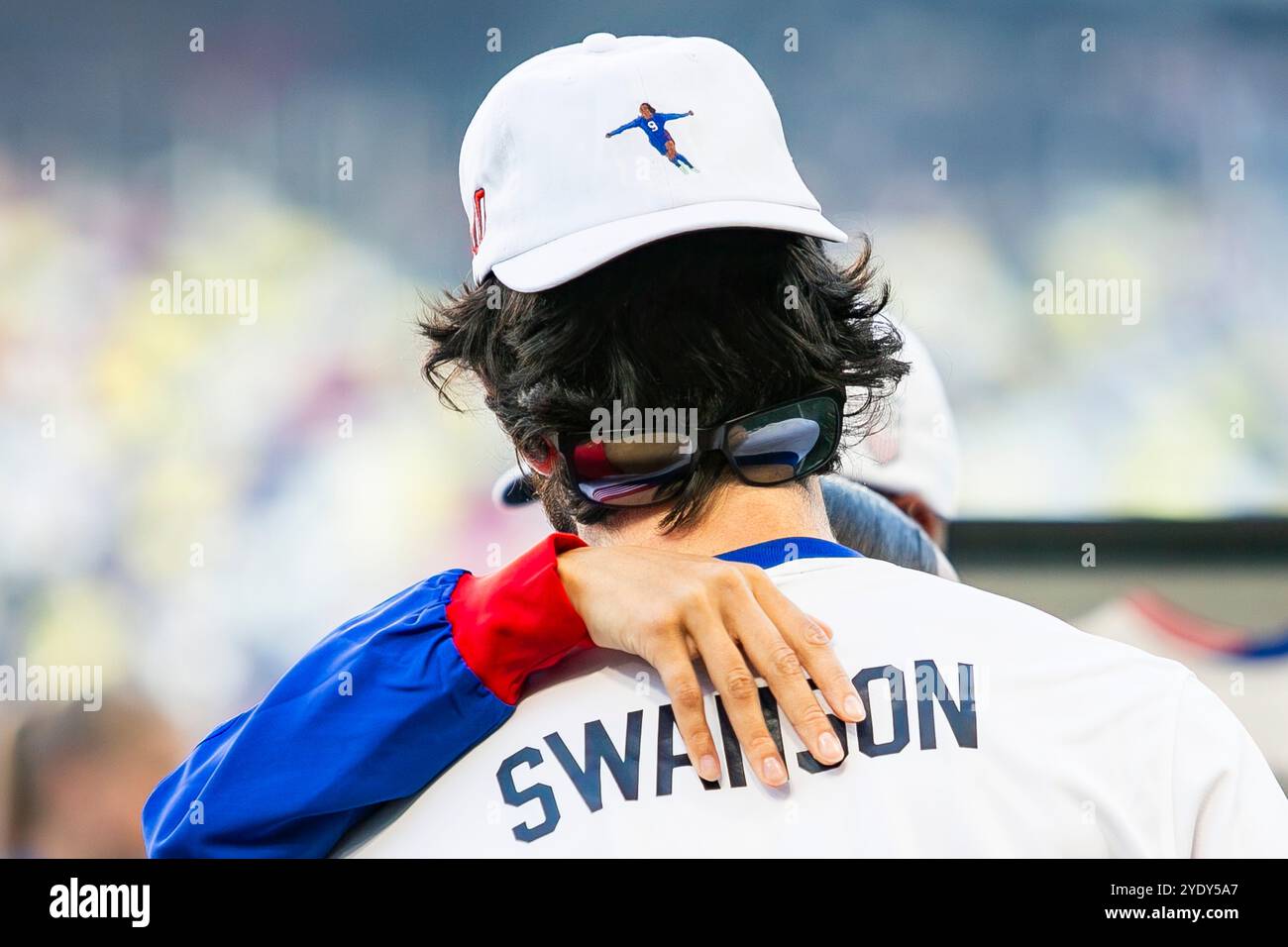 Nashville, Tennessee, Stati Uniti. 27 ottobre 2024. L'attaccante degli Stati Uniti d'America Mallory Swanson (9) abbraccia suo marito Dansby Swanson mentre è stata onorata nella cerimonia pre-partita per aver guadagnato 100 presenze prima dell'amichevole internazionale tra USWNT e Islanda al GEODIS Park di Nashville, Tennessee. Crediti: Kindell Buchanan/Alamy Live News Foto Stock