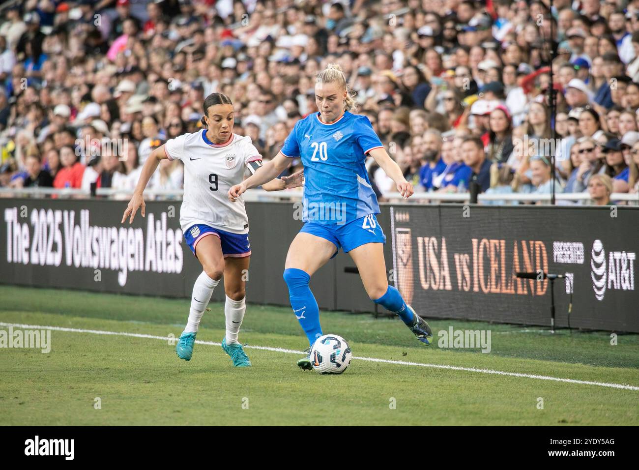 Nashville, Tennessee, Stati Uniti. 27 ottobre 2024. L'attaccante degli Stati Uniti Mallory Swanson (9) e il difensore islandese Guðný Árnadóttir (20) combattono per il pallone durante la prima metà di un'amichevole internazionale tra USWNT e Islanda al GEODIS Park di Nashville, Tennessee. Crediti: Kindell Buchanan/Alamy Live News Foto Stock