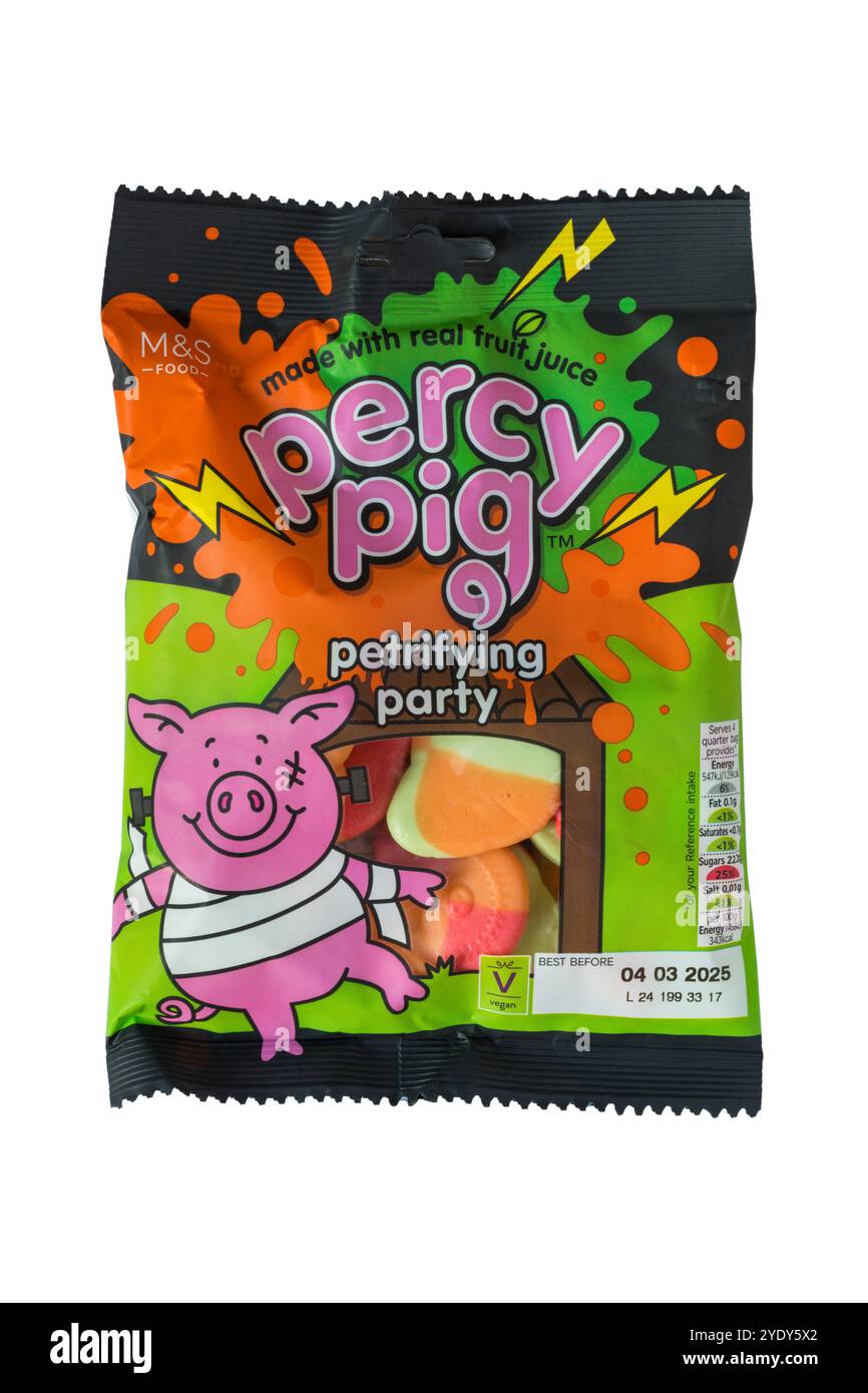 Pacchetto di dolci da festa per pietrificanti M&S Percy Pig, caramelle preparate con vero succo di frutta, pronte per scherzare o sorseggiare Halloween isolato su sfondo bianco Foto Stock