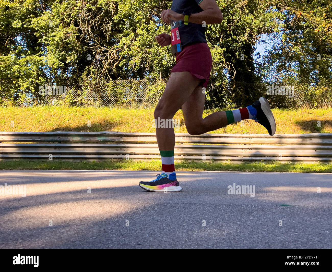 atleta atleta maschile corsa su strada nel parco Foto Stock