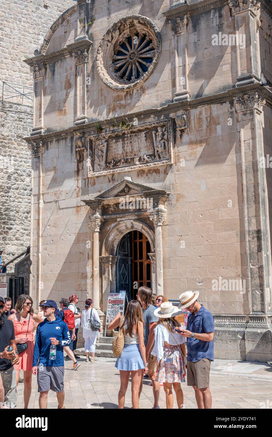 Dubrovnik Croazia, città vecchia di Stari Grad, città fortificata di Ragusa, via principale Stradun Placa, Chiesa di San Salvatore Crkva sv. Spasa, archi in stile gotico rinascimentale Foto Stock