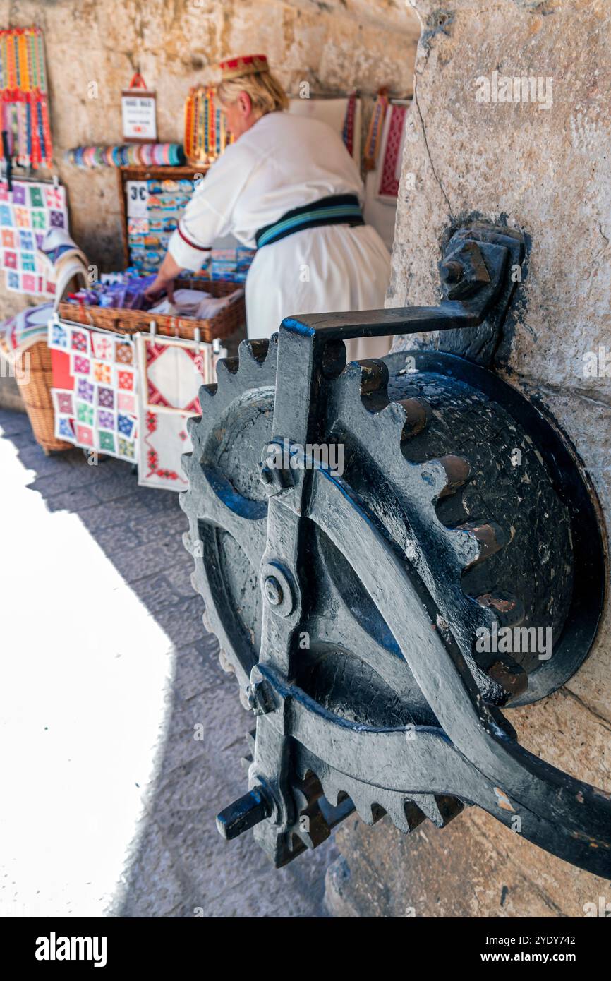 Dubrovnik Croazia, città Vecchia di Stari Grad, città fortificata di Ragusa, porta pile, meccanismo a ingranaggi in ferro, sollevamento abbassamento apertura chiusura, cancello ponte, Balcani croati E. Foto Stock