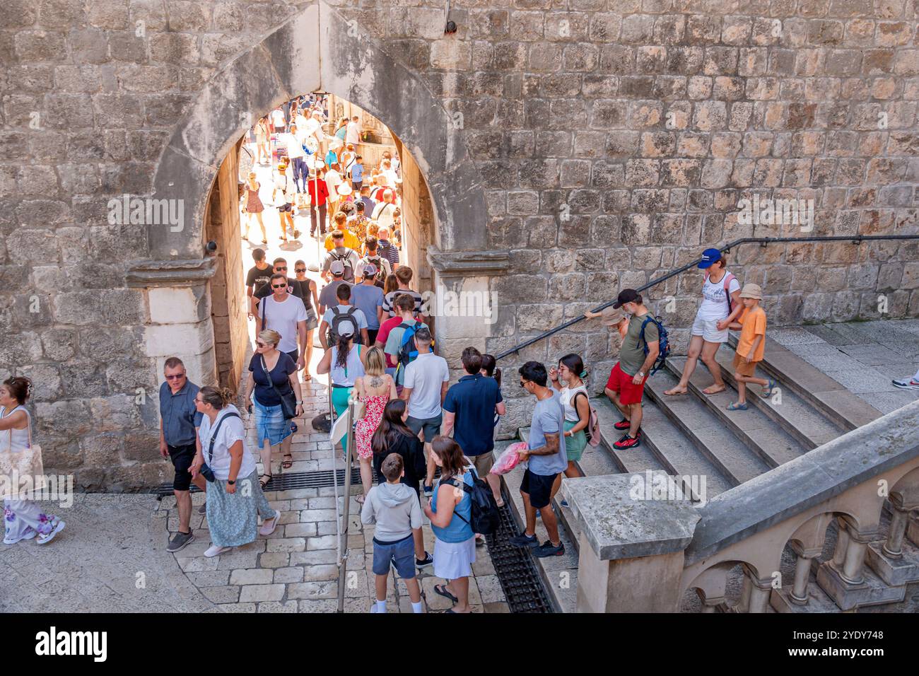 Dubrovnik Croazia, città vecchia di Stari Grad, città murata di Ragusa, porta pile, turisti, uomini donne coppie famiglie che entrano, Balcani croati Europa euro Foto Stock