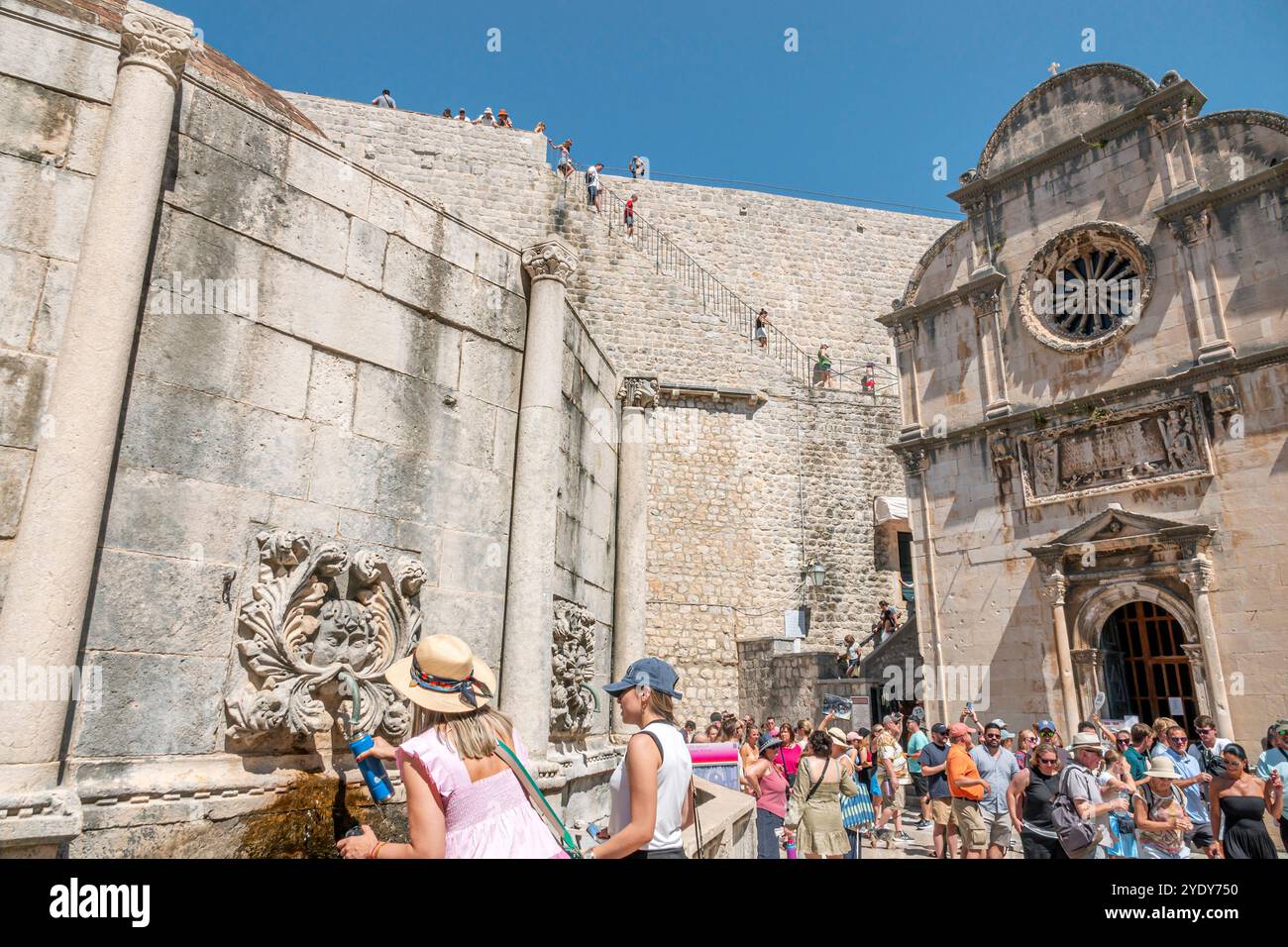 Dubrovnik Croazia, città vecchia di Stari Grad, città fortificata di Ragusa, via principale Stradun Placa, cupola a cupola di Onofrio, grande Fontana di Velika Onofrijeva, aqu Foto Stock