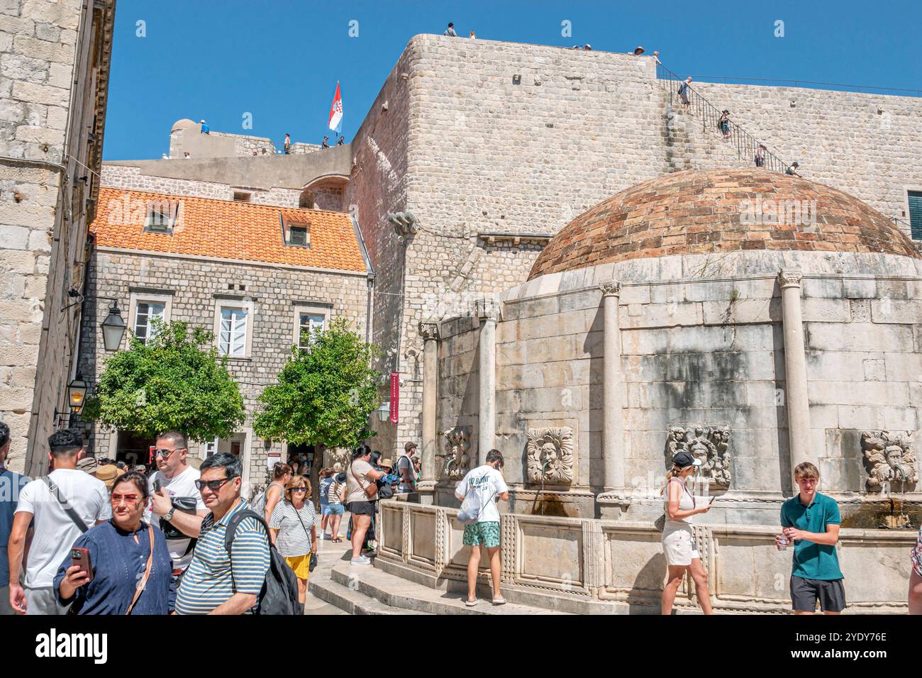 Dubrovnik Croazia, città vecchia di Stari Grad, città fortificata di Ragusa, cupola a cupola di Onofrio, grande Fontana di Velika Onofrijeva, sistema di acquedotti, tour dei visitatori Foto Stock