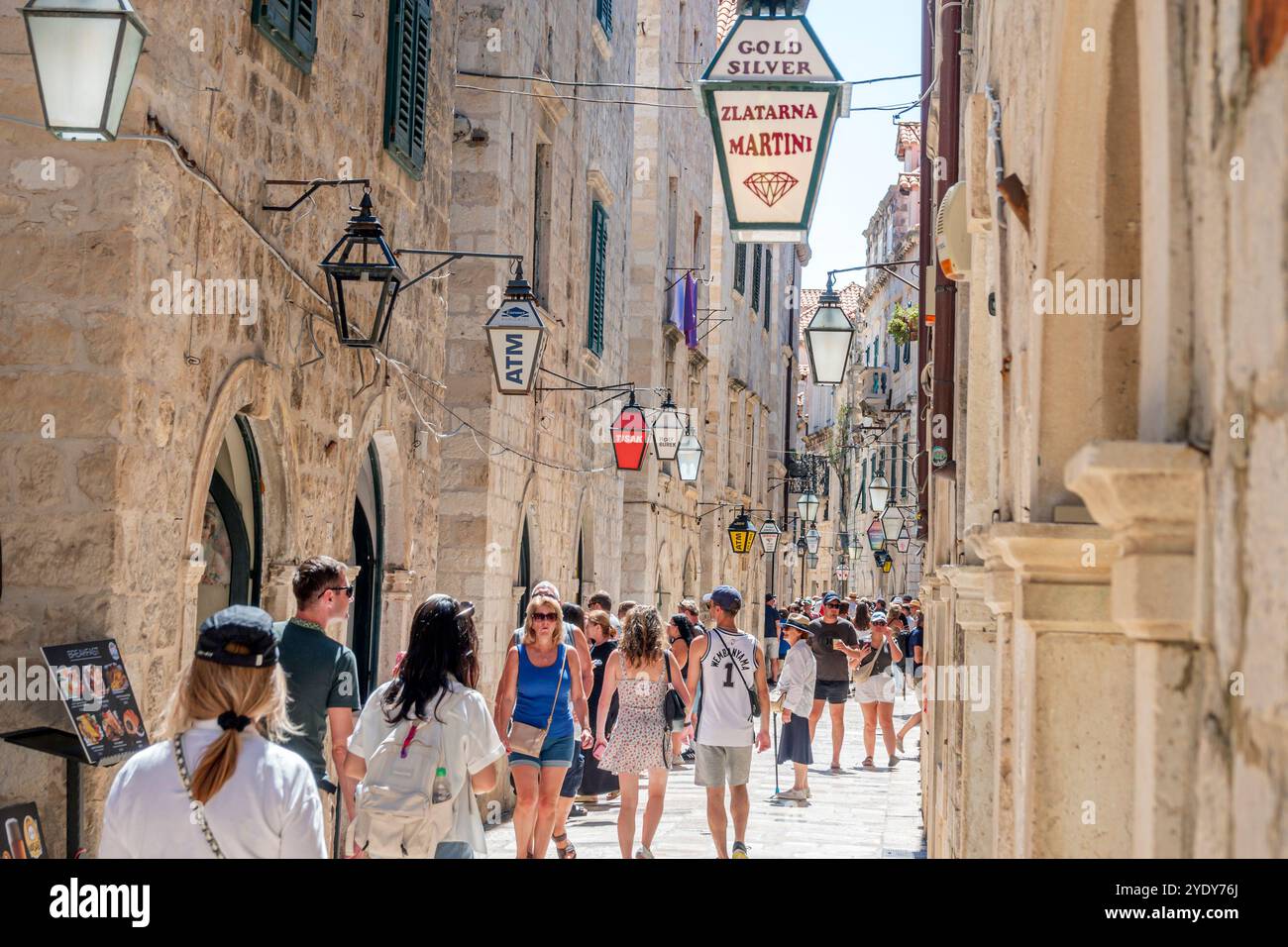 Dubrovnik Croazia, città vecchia di Stari Grad, città murata di Ragusa, via Ulica od Puca, lanterna sospesa, gioielleria Zlatarna Martini, touri per i visitatori Foto Stock