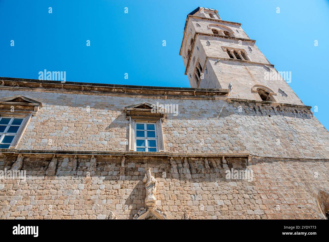 Dubrovnik Croazia, città Vecchia di Stari Grad, città fortificata di Ragusa, via principale Stradun Placa, Chiesa e monastero francescano, samostan Franjevacki i crkva Foto Stock
