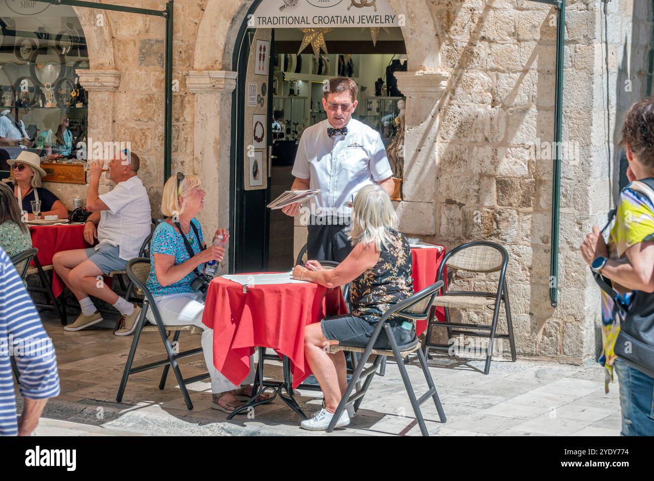 Dubrovnik Croazia, città vecchia di Stari Grad, città murata di Ragusa, via principale Stradun Placa, Cafe Festival, ristorante all'aperto, negozio, golpe uomo-donna Foto Stock