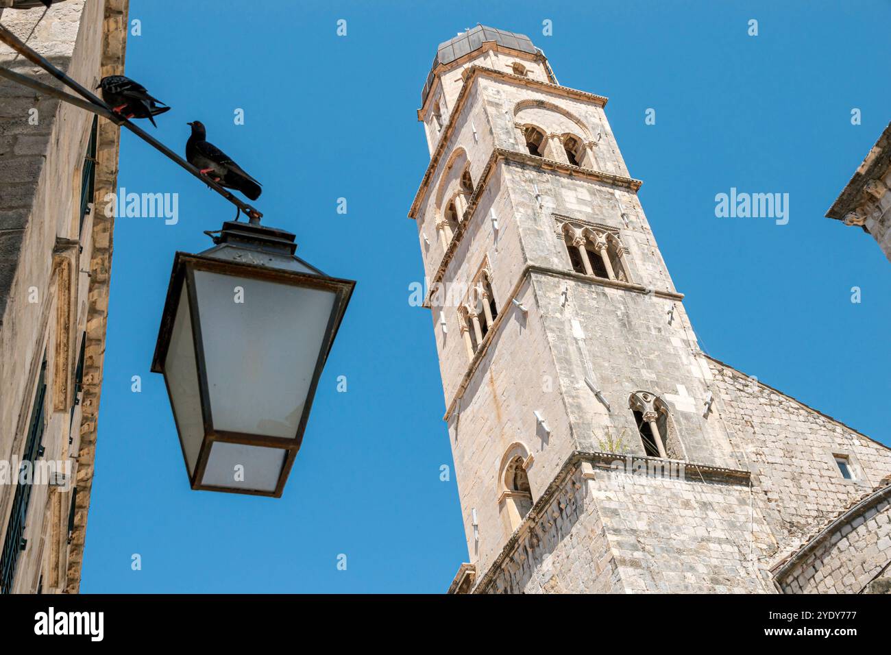 Dubrovnik Croazia, città Vecchia di Stari Grad, città fortificata di Ragusa, via principale Stradun Placa, Chiesa e Monastero francescano, Franjevacki samostan i crkv Foto Stock