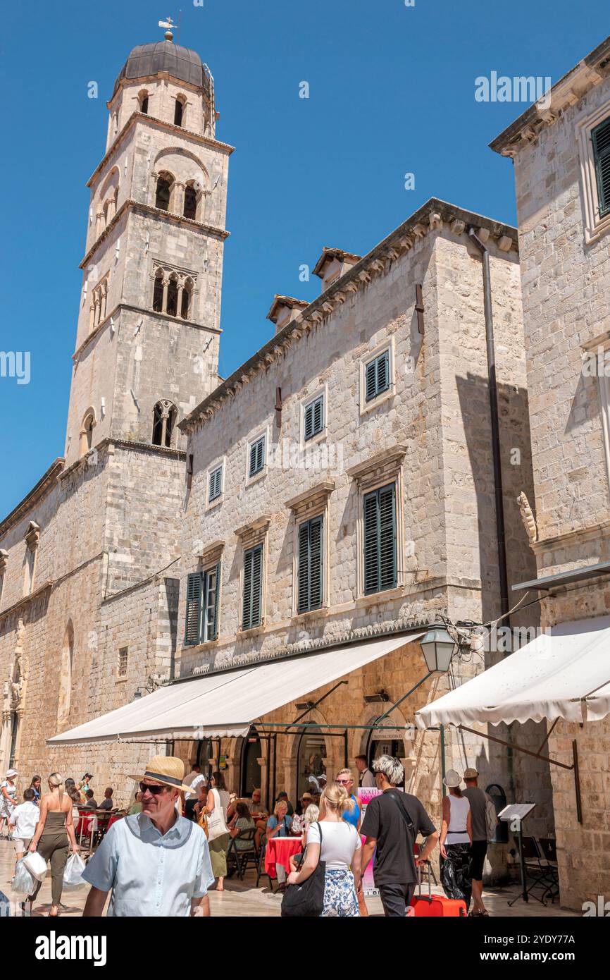 Dubrovnik Croazia, città vecchia di Stari Grad, città fortificata di Ragusa, via principale di Stradun Placa, turisti turisti, chiesa e monastero francescano, Franjevac Foto Stock