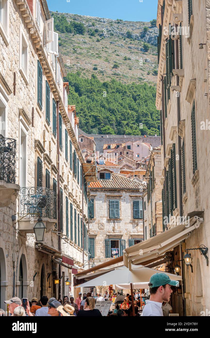 Dubrovnik Croazia, città vecchia di Stari Grad, città fortificata di Ragusa, turisti, strada pedonale stretta, condomini residenziali, ripide colline Foto Stock