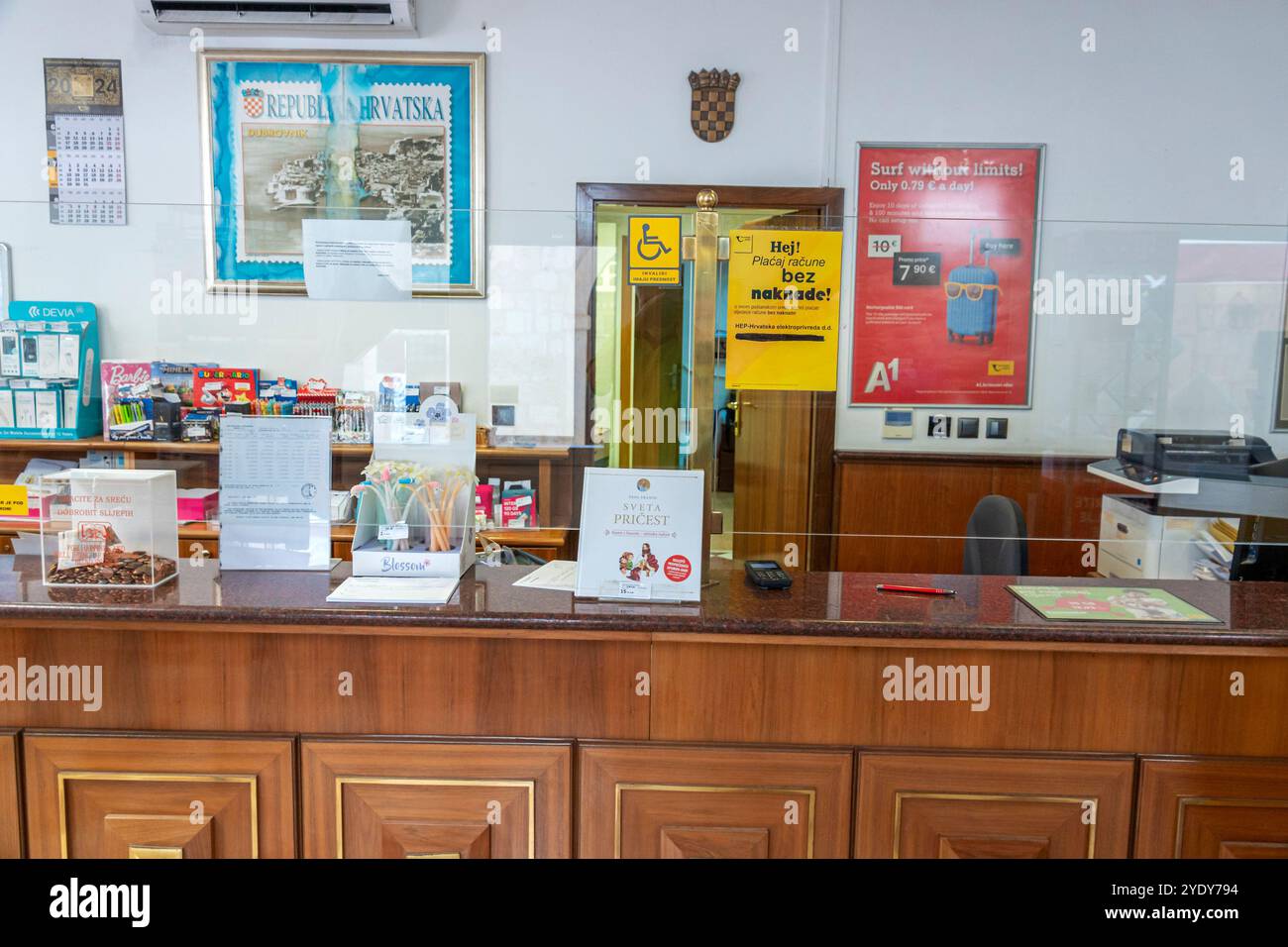 Dubrovnik Croazia, città vecchia Stari Grad, città murata di Ragusa, ufficio postale di HP Hrvatska posta, interno, bancone segnaletica, Balcani croati europea Foto Stock
