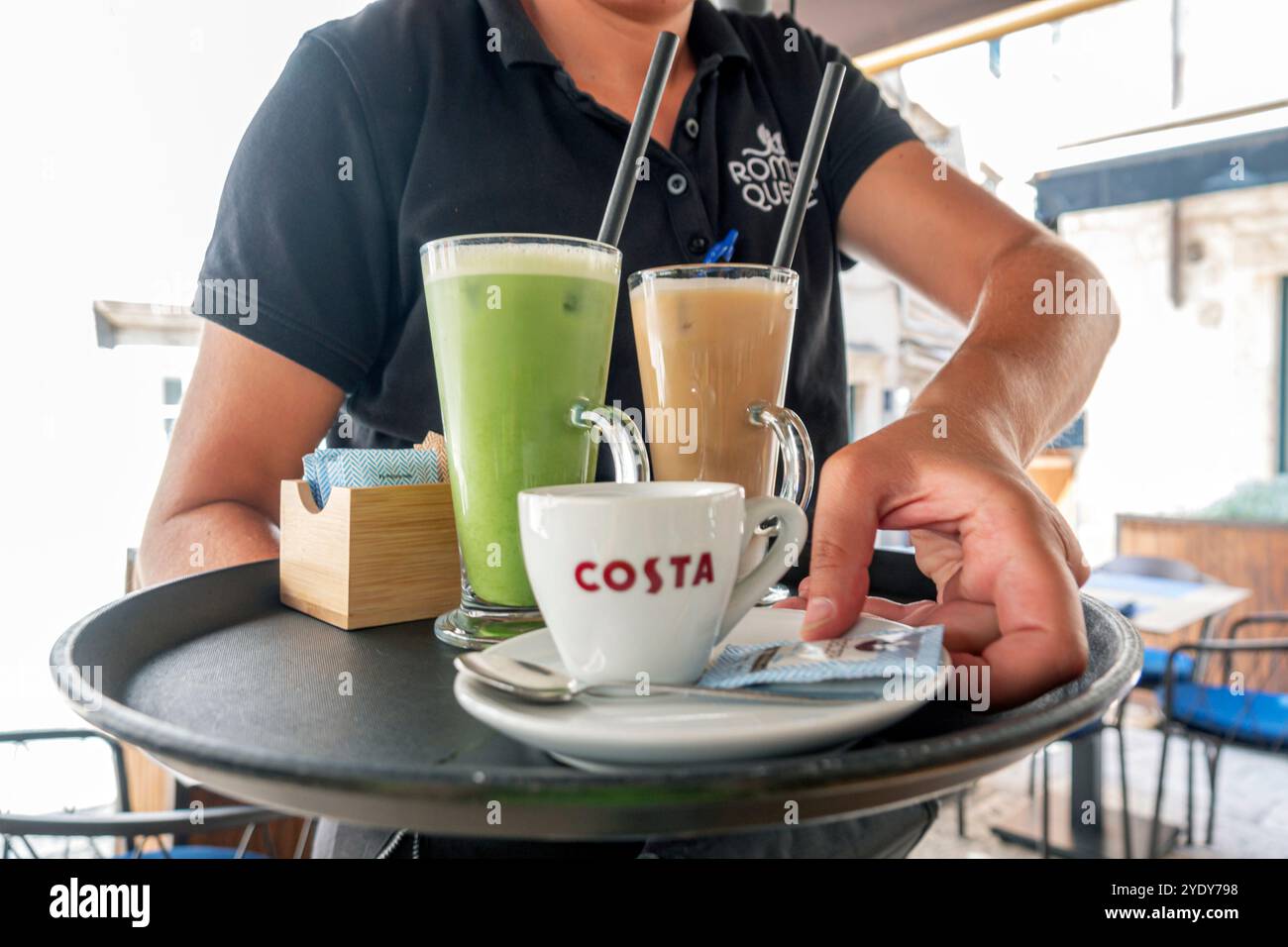 Dubrovnik Croazia, città vecchia di Stari Grad, città murata di Ragusa, caffetteria ristorante, bevande al vassoio del server, tazza di caffè Costa, Balcani croati Europa europea, visita Foto Stock