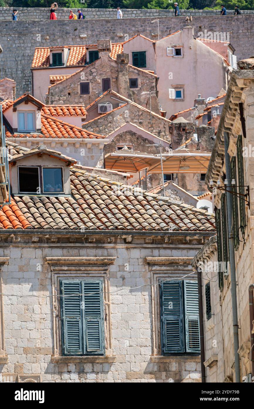 Dubrovnik Croazia, città Vecchia di Stari Grad, città murata di Ragusa, edifici collinari tetti tegole, appartamenti residenziali, tetti di tegole rosse, turisti Foto Stock