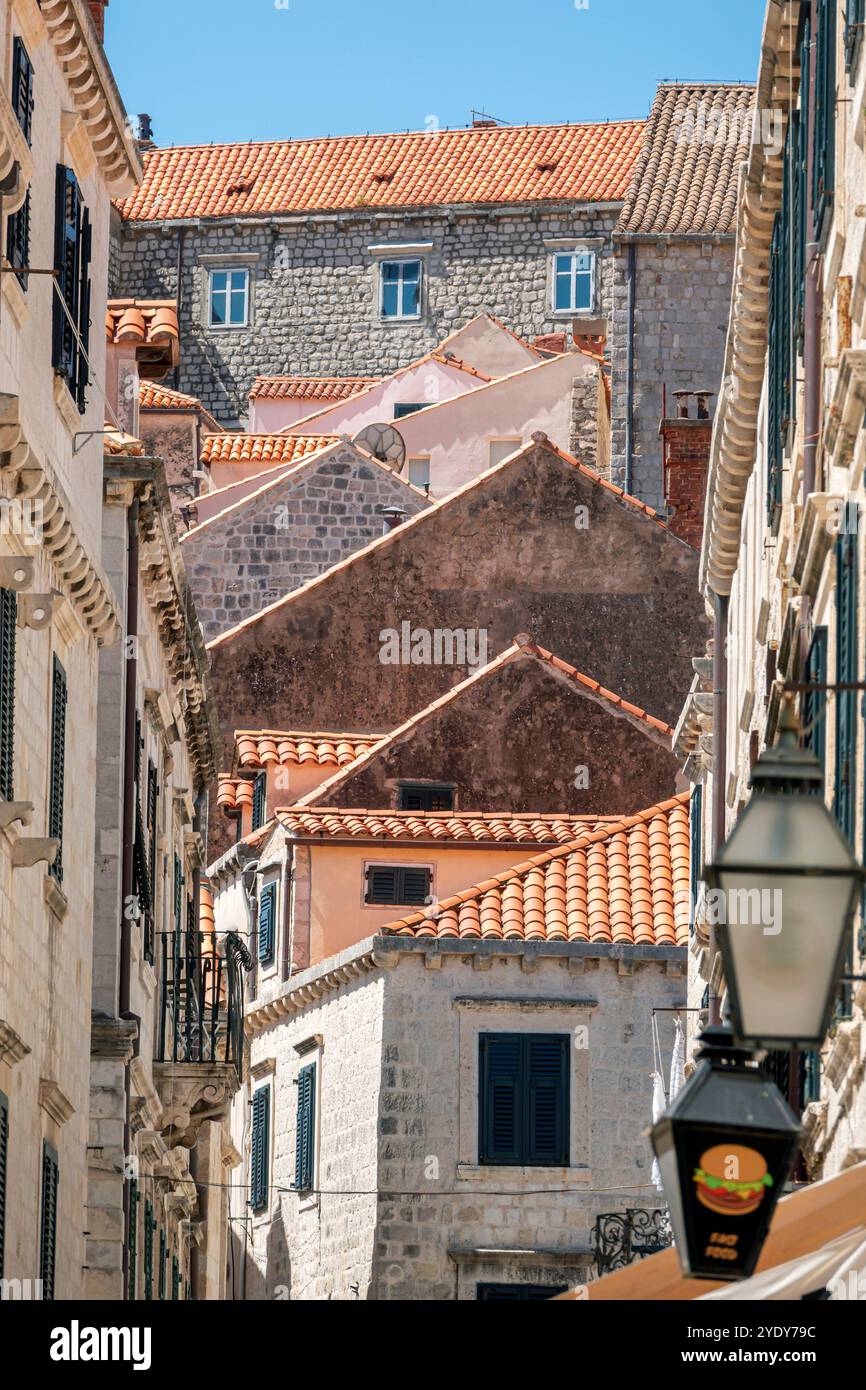 Dubrovnik Croazia, città vecchia di Stari Grad, città murata di Ragusa, edifici collinari tetti tegole, appartamenti residenziali, tetti di tegole rosse, Balcani croati Foto Stock