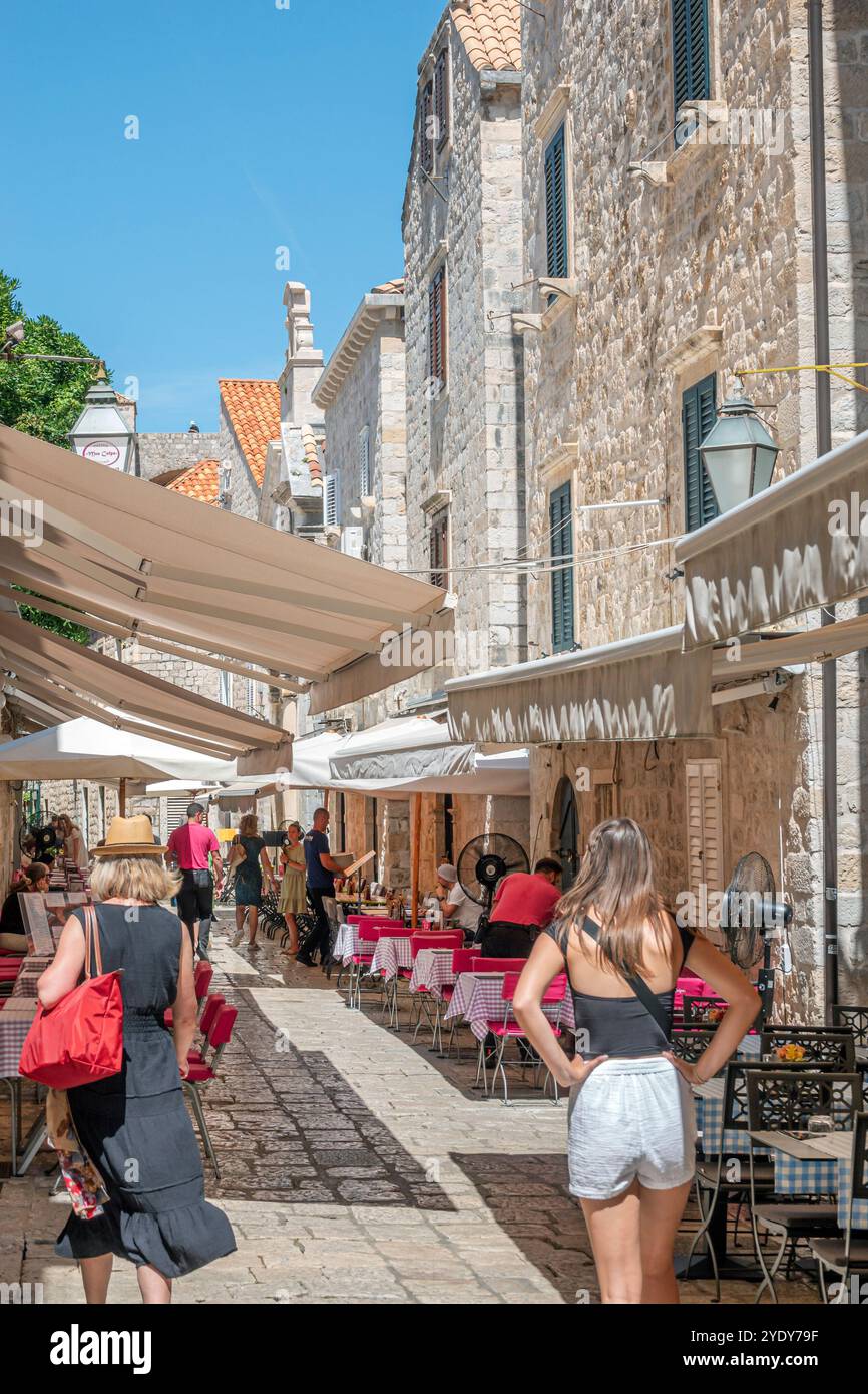 Dubrovnik, Croazia, città vecchia di Stari Grad, città murata di Ragusa, stretta strada pedonale, caffetterie, ristoranti, ristoranti, ristoranti all'aperto, appartamenti residenziali costruiti Foto Stock