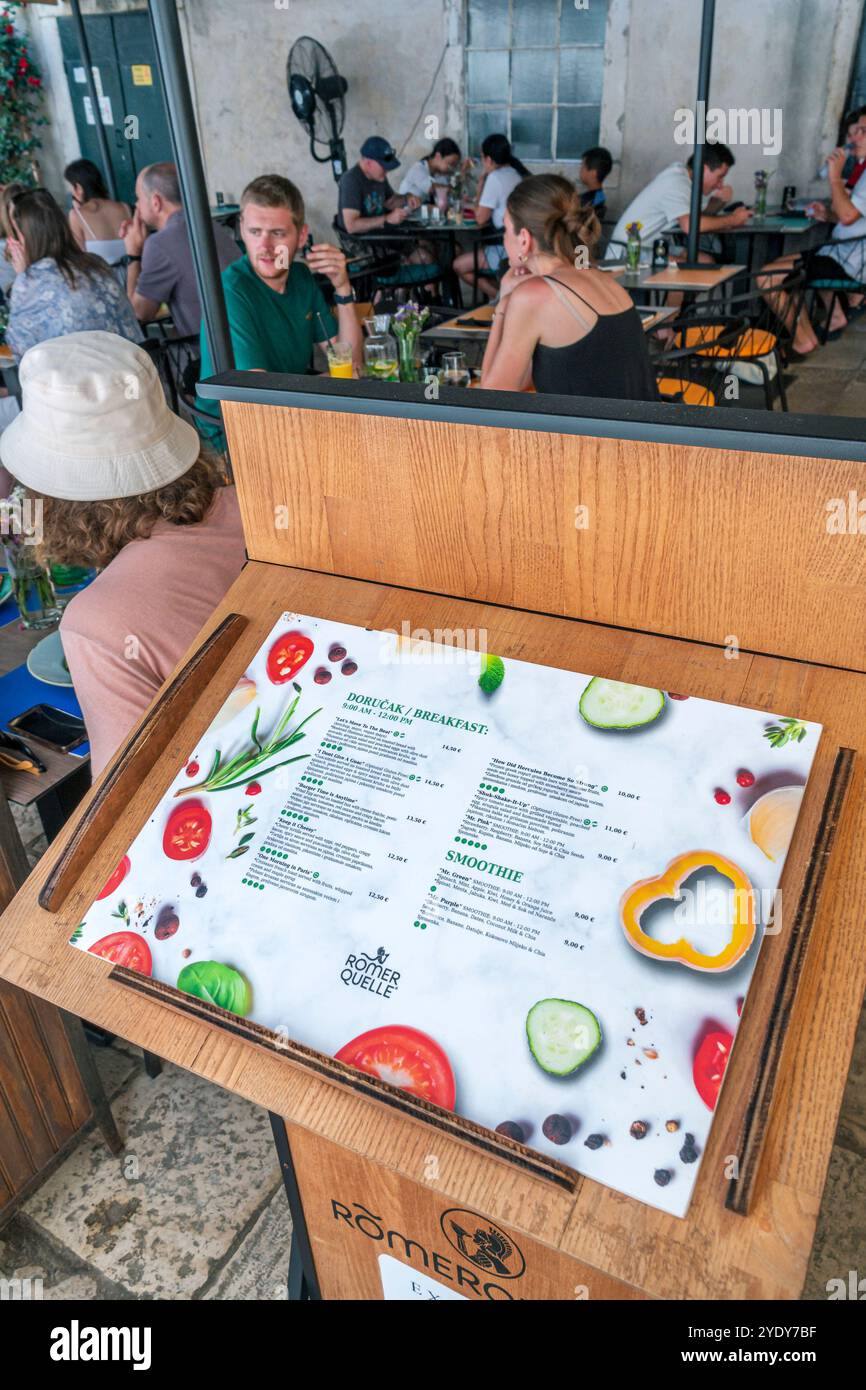Dubrovnik Croazia, città vecchia di Stari Grad, città murata di Ragusa, turisti, caffetteria ristorante, interno, menu colazione, acqua frizzante Romer quelle Foto Stock