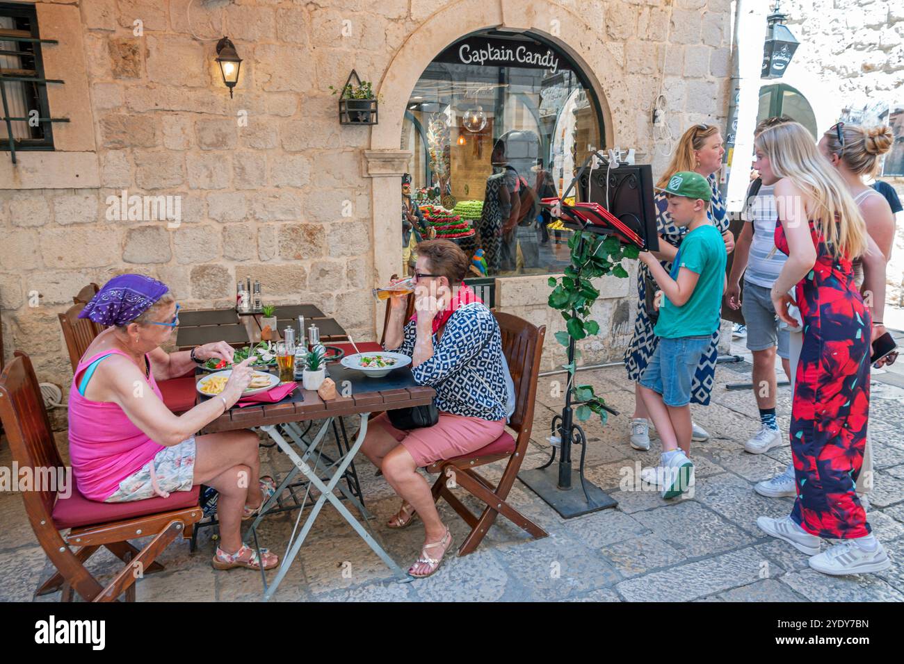 Dubrovnik Croazia, città vecchia di Stari Grad, città murata di Ragusa, via Siroka ulica, turisti, ristorante Paradise konoba, tavoli da pranzo all'aperto, seni Foto Stock