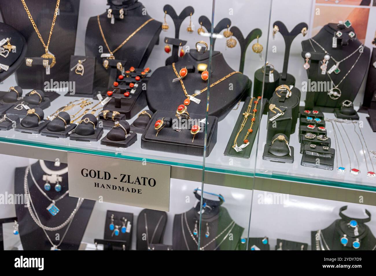 Dubrovnik Croazia, città vecchia di Stari Grad, città murata di Ragusa, via Ulica od Puca, gioielleria, interni, vendita di mostre, orecchie collane anelli Foto Stock