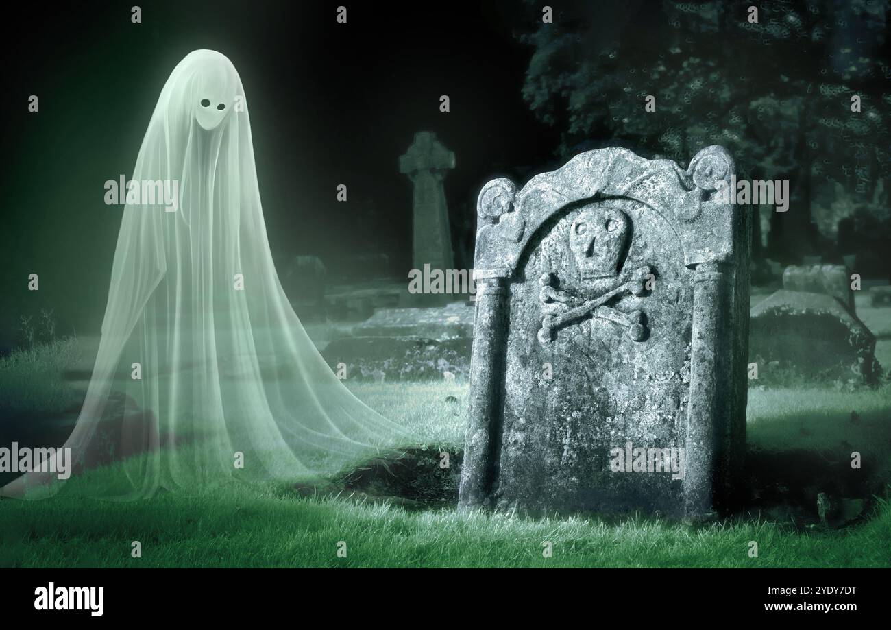 Si vede un fantasma traslucido che si libra vicino a un'antica lapide con un emblema del cranio. L'atmosfera inquietante del cimitero nebbioso aggiunge un effetto rilassante Foto Stock