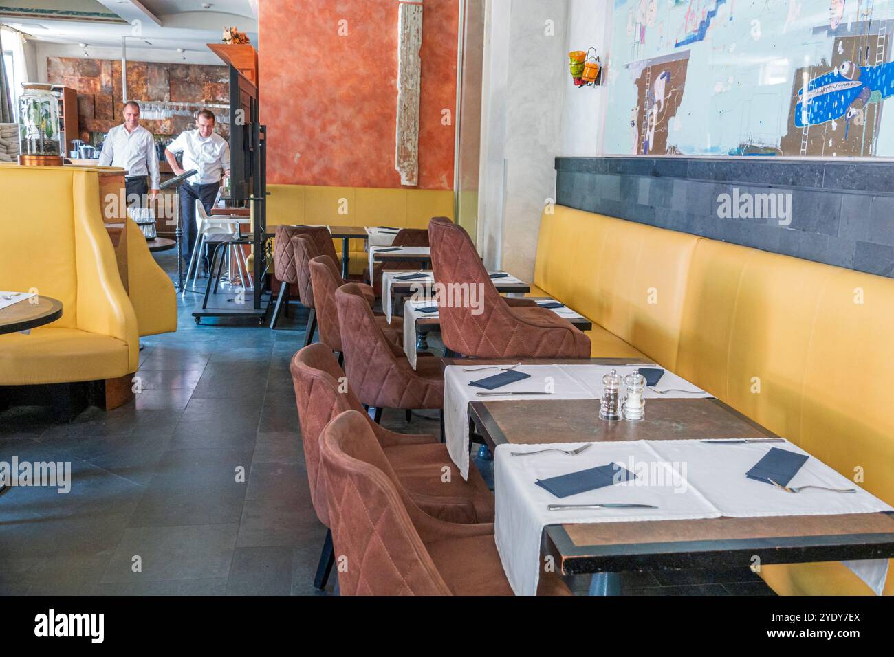 Dubrovnik Croazia, città vecchia di Stari Grad, città murata di Ragusa, caffetteria vuota, interno, camerieri, dipendenti uomini, Balcani croati europei Foto Stock