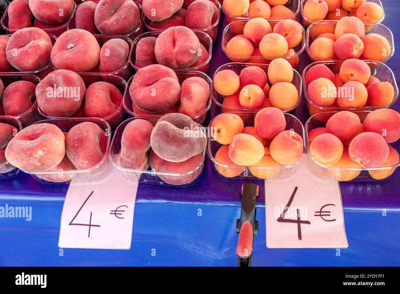 Dubrovnik Croazia, città vecchia di Stari Grad, città murata di Ragusa, Gundulic Gunduliceva Poljana Square, mercato all'aperto, bancarelle di bancarelle, prodotti locali Foto Stock