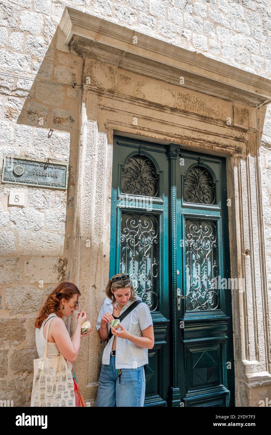 Dubrovnik Croazia, città Vecchia di Stari Grad, città murata di Ragusa, via Ulica od Puca, turisti, ufficio amministrativo della Chiesa ortodossa serba, porta d'ingresso Foto Stock