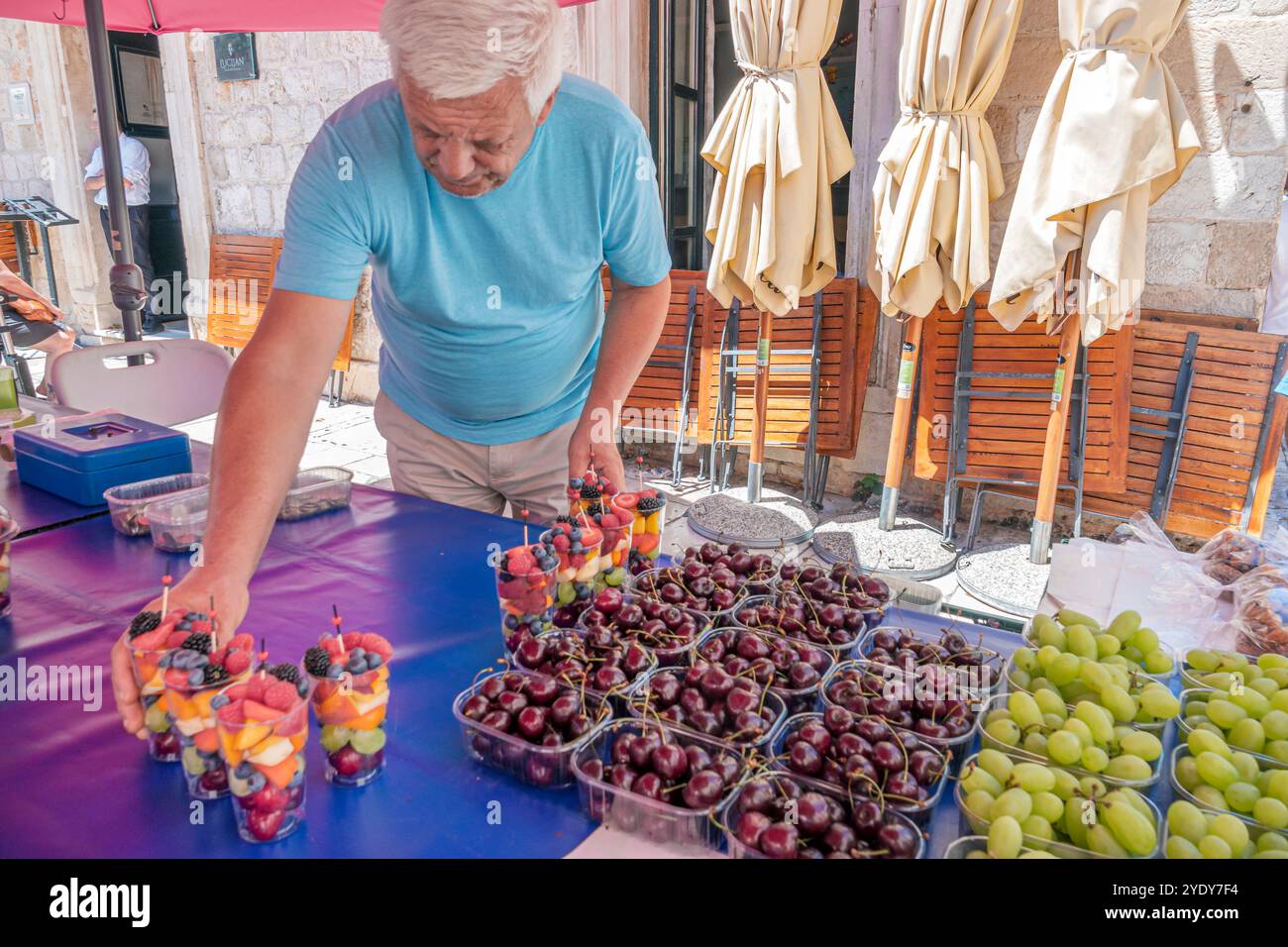 Dubrovnik Croazia, città vecchia di Stari Grad, città murata di Ragusa, Gundulic Gunduliceva Poljana Square, mercato all'aperto, bancarelle di bancarelle, prodotti locali Foto Stock