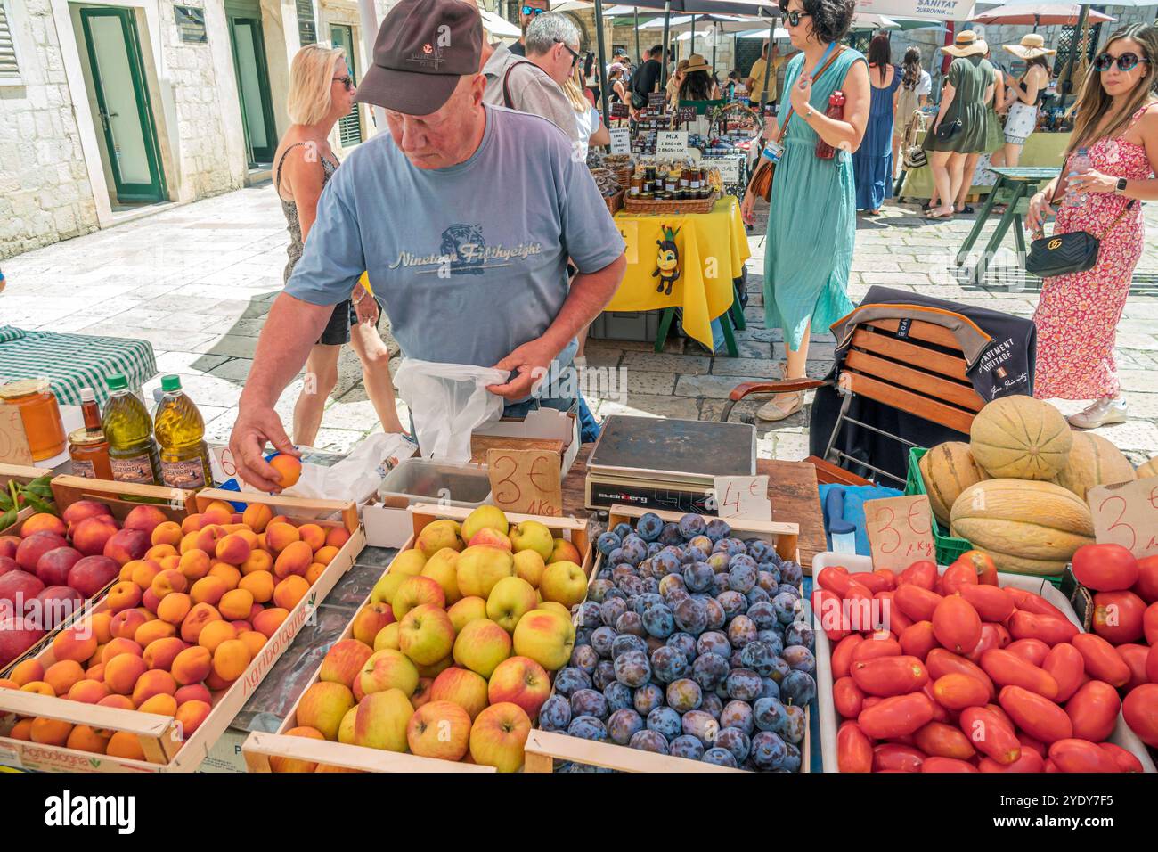 Dubrovnik Croazia, città vecchia di Stari Grad, città murata di Ragusa, Gundulic Gunduliceva Poljana Square, mercato all'aperto, bancarelle di bancarelle, prodotti locali Foto Stock