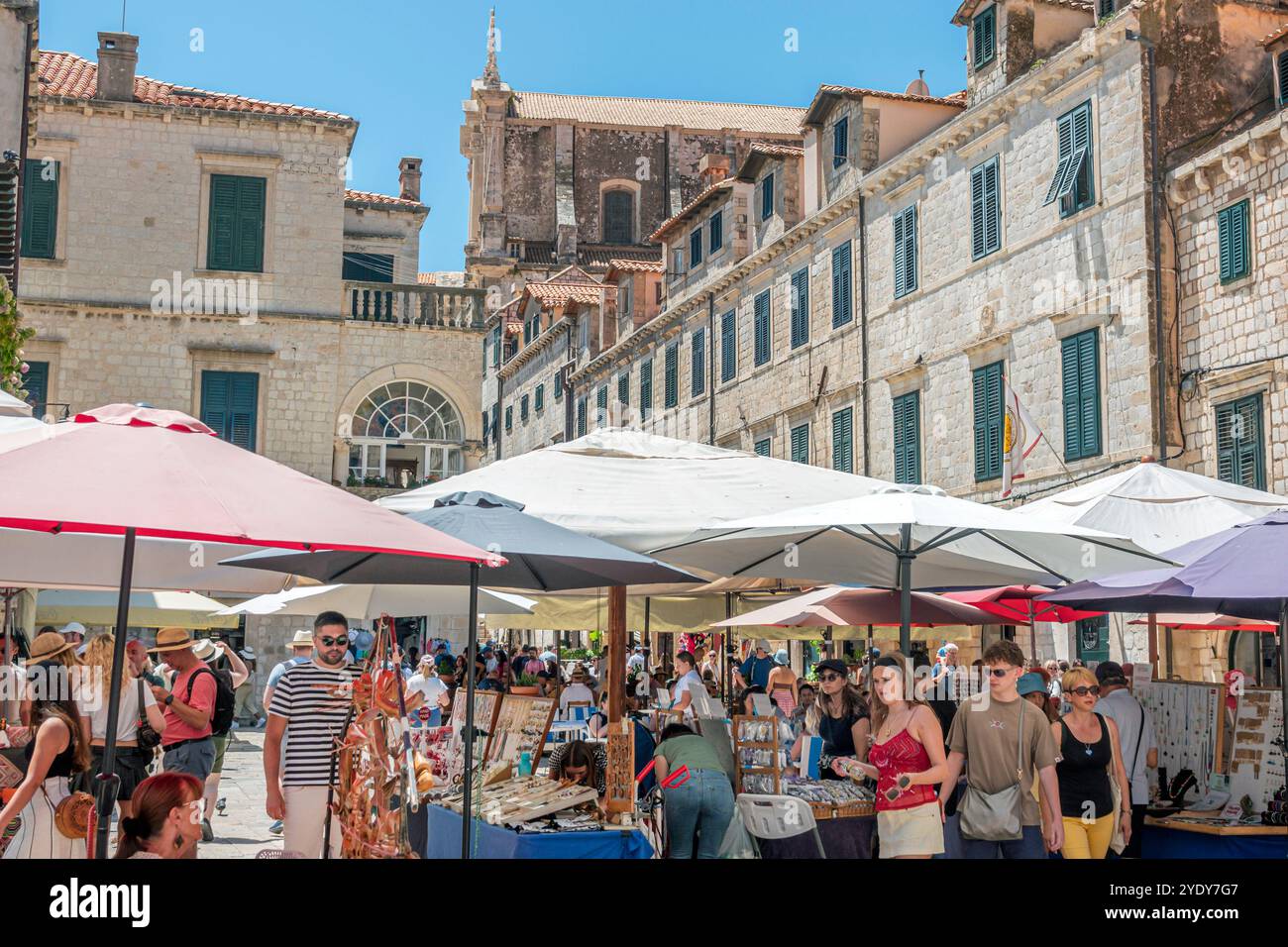 Dubrovnik Croazia, città vecchia di Stari Grad, città murata di Ragusa, Gundulic Gunduliceva Poljana Square, mercato all'aperto, bancarelle di bancarelle, turisti, c Foto Stock