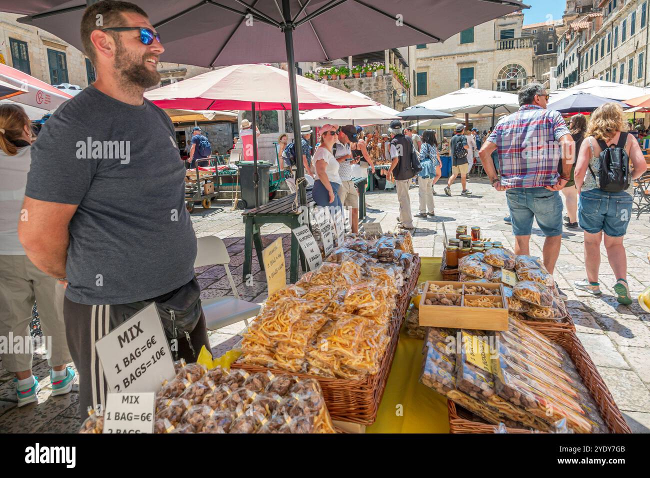 Dubrovnik Croazia, città vecchia di Stari Grad, città murata di Ragusa, Gundulic Gunduliceva, mercato all'aperto di Piazza Poljana, bancarelle di banchi di venditori di tavoli, turisti Foto Stock