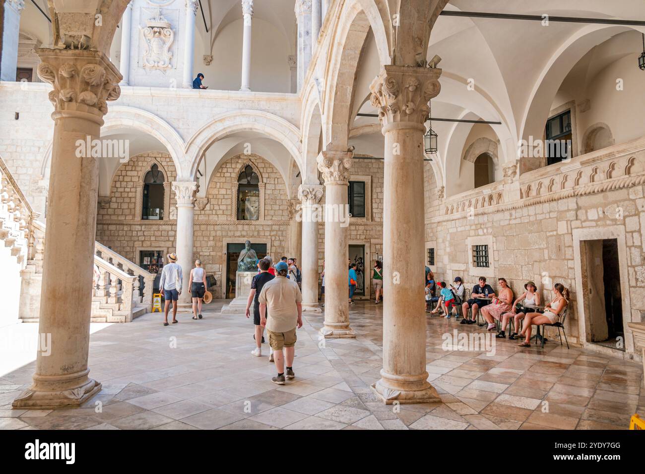 Dubrovnik Croazia, città vecchia di Stari Grad, città fortificata di Ragusa, Ulica Pred Dvorom Street, Palazzo del Rettore Kulturno-povijesni muzej u Knezevu dvoruvisitors, Arc Foto Stock