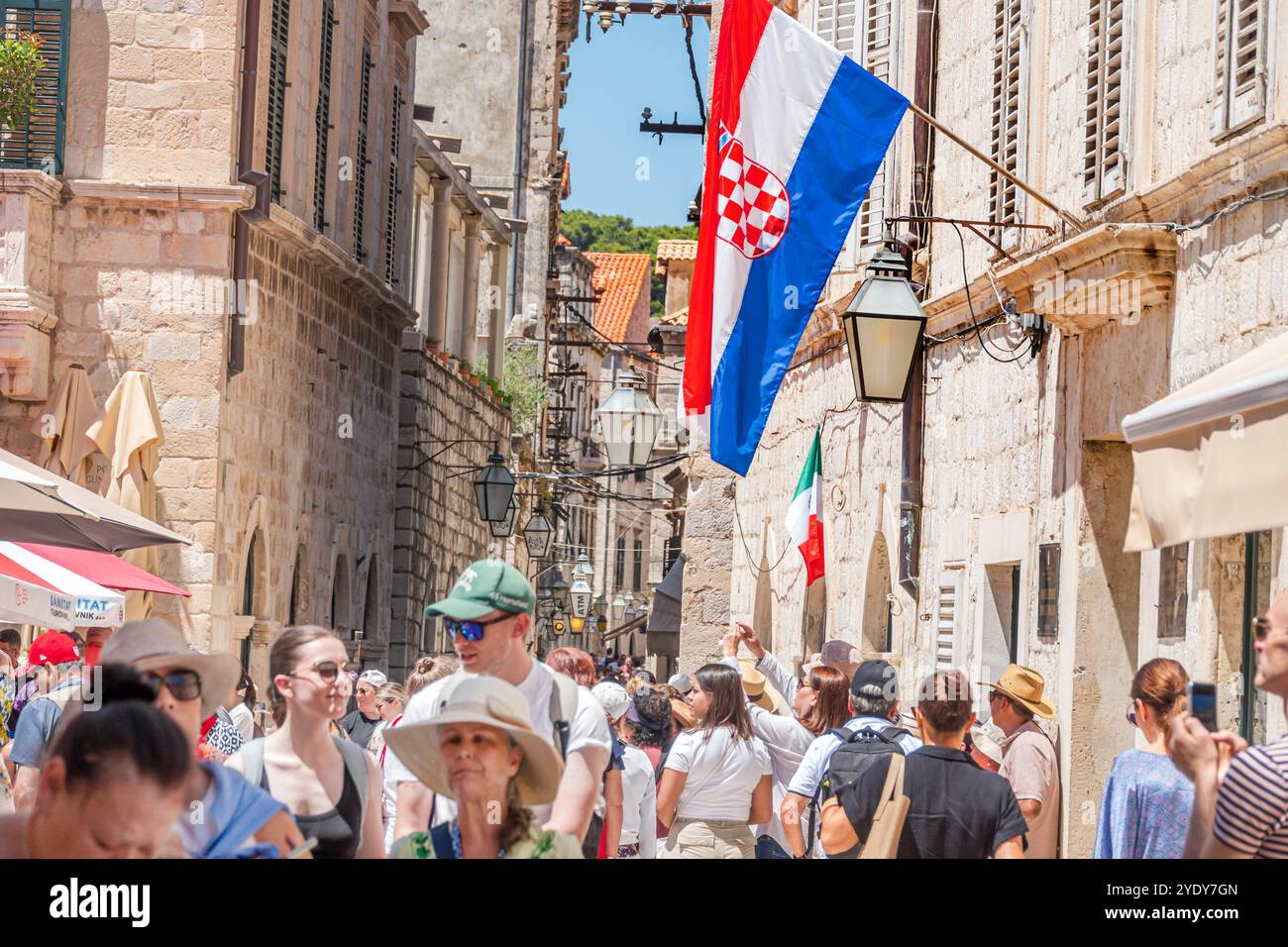 Dubrovnik Croazia, città vecchia di Stari Grad, città murata di Ragusa, bandiera dei turisti, Piazza Gunduliceva Poljana, uomini donne coppie famiglie, croato Foto Stock