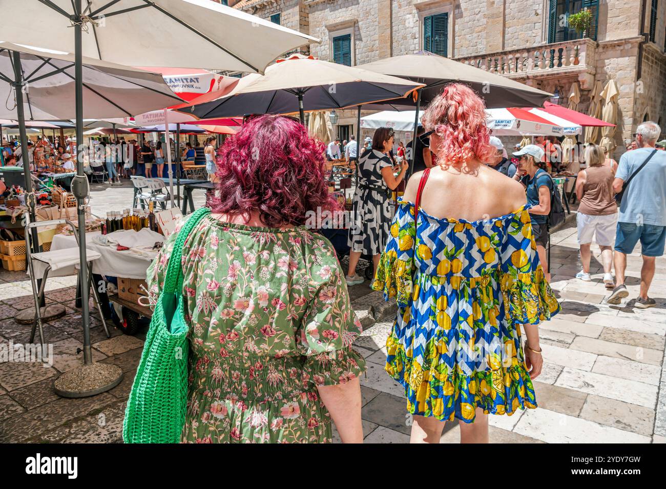 Dubrovnik Croazia, città vecchia di Stari Grad, città murata di Ragusa, Gundulic Gunduliceva Poljana Square, mercato all'aperto, bancarelle di bancarelle, turisti, W Foto Stock