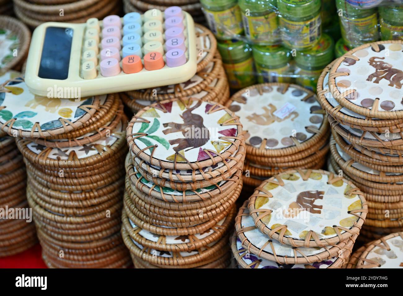 Vendita di artigianato thailandese in un negozio thailandese Mae Klong, mercato ferroviario, Bangkok, Thailandia, Asia Foto Stock