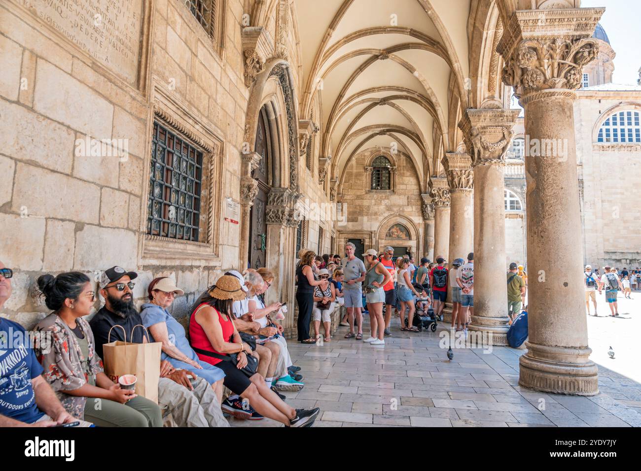 Dubrovnik Croazia, città vecchia di Stari Grad, città fortificata di Ragusa, Ulica Pred Dvorom Street, Palazzo del Rettore Kulturno-povijesni muzej u Knezevu dvoruvisitors, Arc Foto Stock