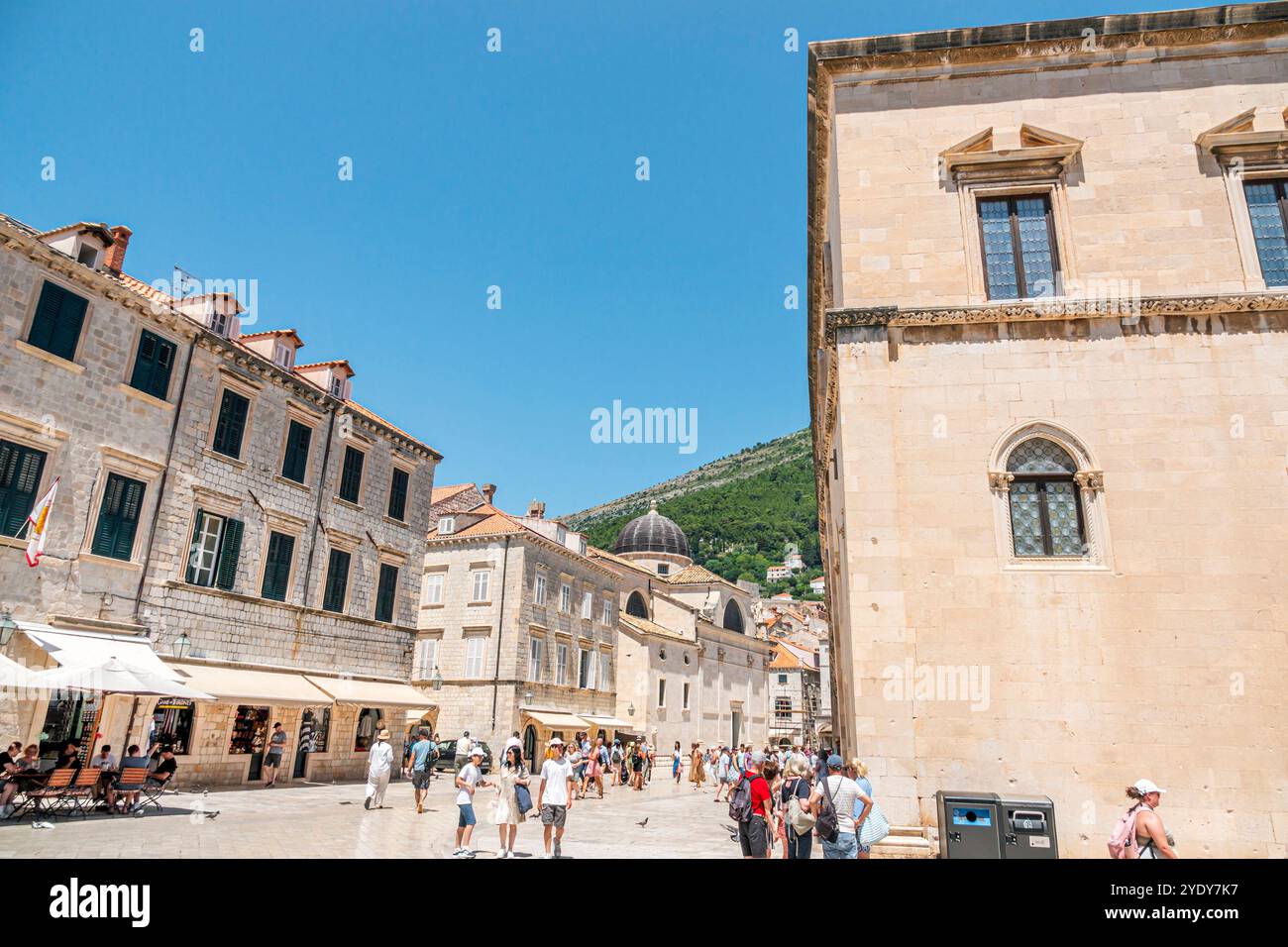 Dubrovnik Croazia, città vecchia di Stari Grad, città murata di Ragusa, via Ulica Pred Dvorom, turisti, Balcani croati Europa europea, visitatori trave Foto Stock