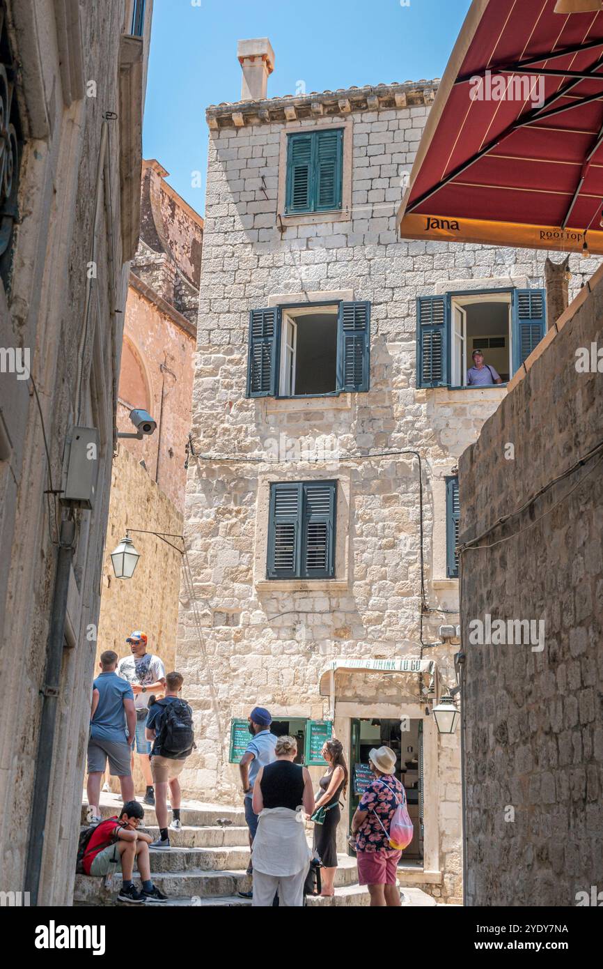 Dubrovnik Croazia, città Vecchia di Stari Grad, città fortificata di Ragusa, vicino al Museo di storia naturale di Dubrovnik Prirodoslovni muzej Dubrovnik, visitatori turisti, all'esterno Foto Stock