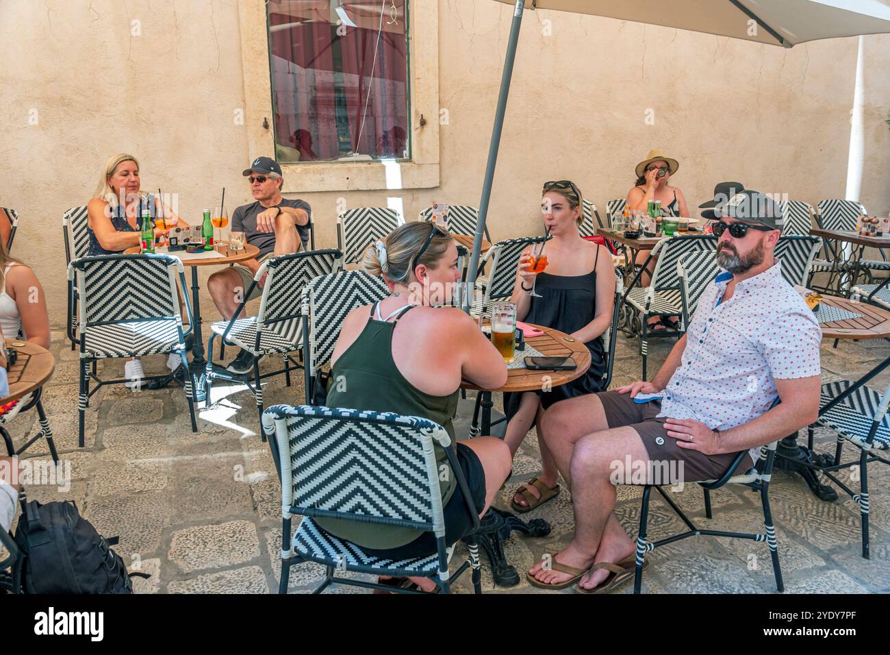 Dubrovnik Croazia, città Vecchia di Stari Grad, città murata di Ragusa, turisti turisti, uomini e donne coppie, caffetteria ristorante, tavoli da pranzo all'aperto, Balcani croati Foto Stock
