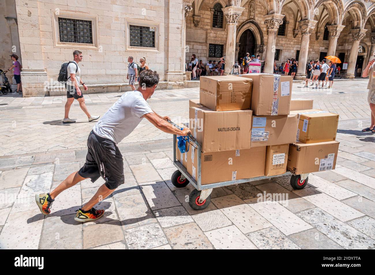 Dubrovnik Croazia, città vecchia di Stari Grad, città fortificata di Ragusa, Ulica Pred Dvorom Street, Palazzo del Rettore Kulturno-povijesni muzej u Knezevu dvoruvisitors, Arc Foto Stock