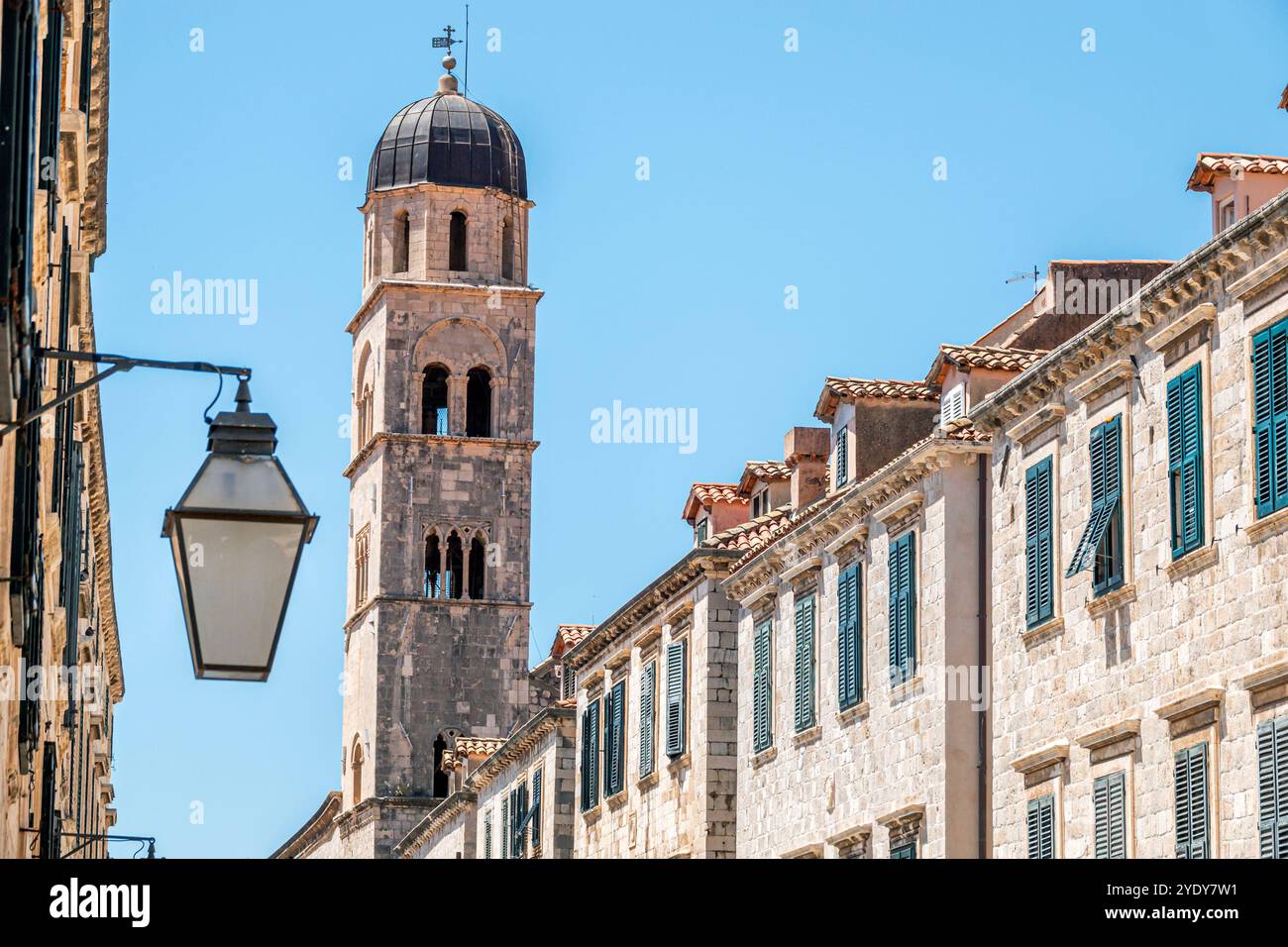 Dubrovnik Croazia, città Vecchia di Stari Grad, città fortificata di Ragusa, via principale Stradun Placa, Chiesa e monastero francescano, samostan Franjevacki i crkva Foto Stock
