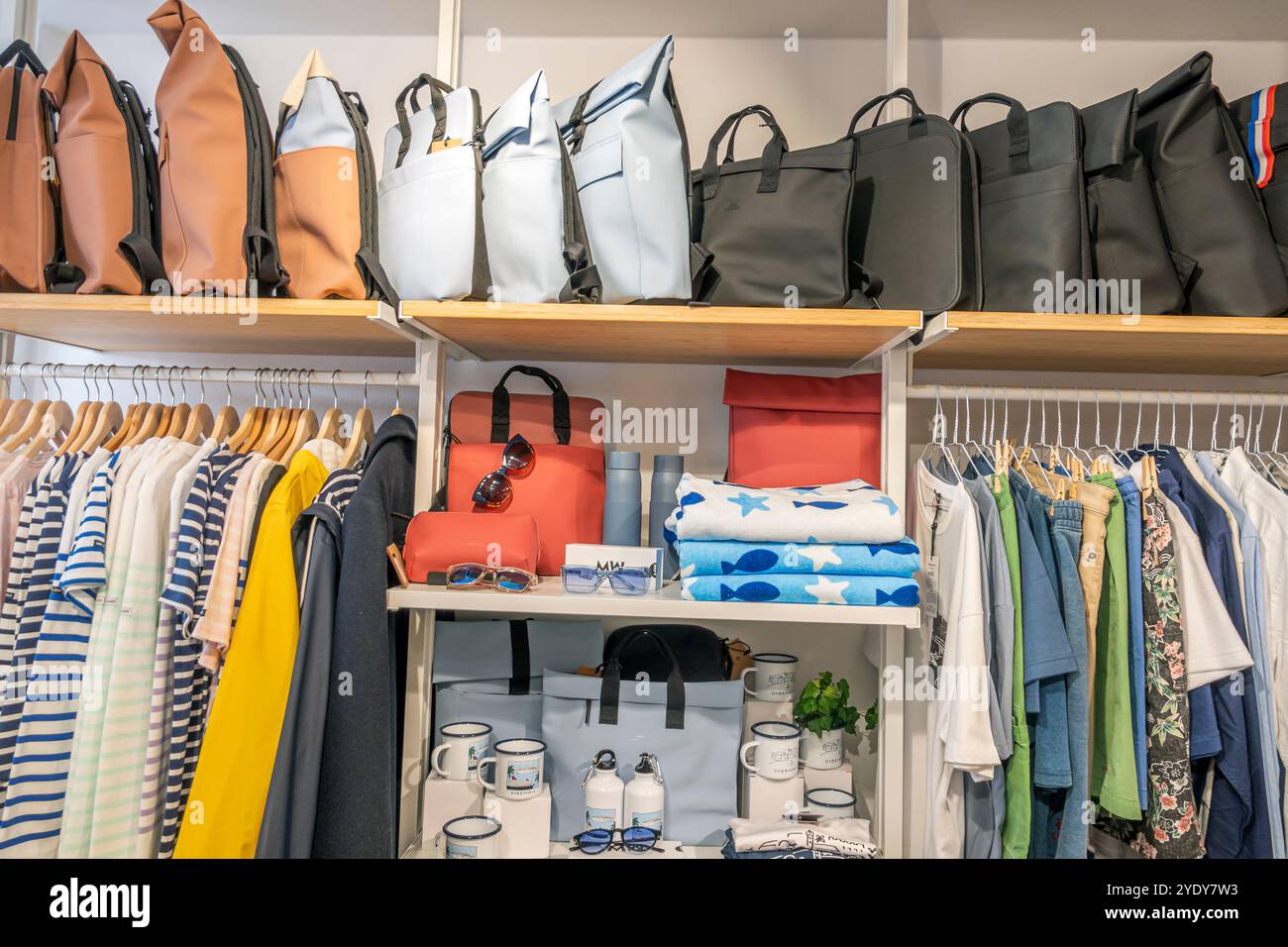 Dubrovnik Croazia, città Vecchia di Stari Grad Ragusa, città murata, accessori per borse di abbigliamento da donna, vendita di espositori, negozio, interni, croato B. Foto Stock