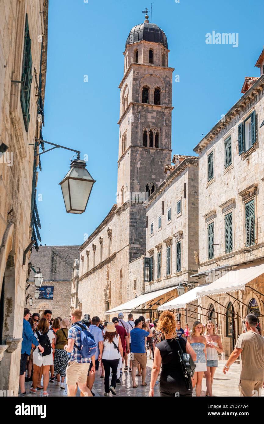 Dubrovnik Croazia, città Vecchia di Stari Grad, città fortificata di Ragusa, via principale Stradun Placa, Chiesa e monastero francescano, samostan Franjevacki i crkva Foto Stock